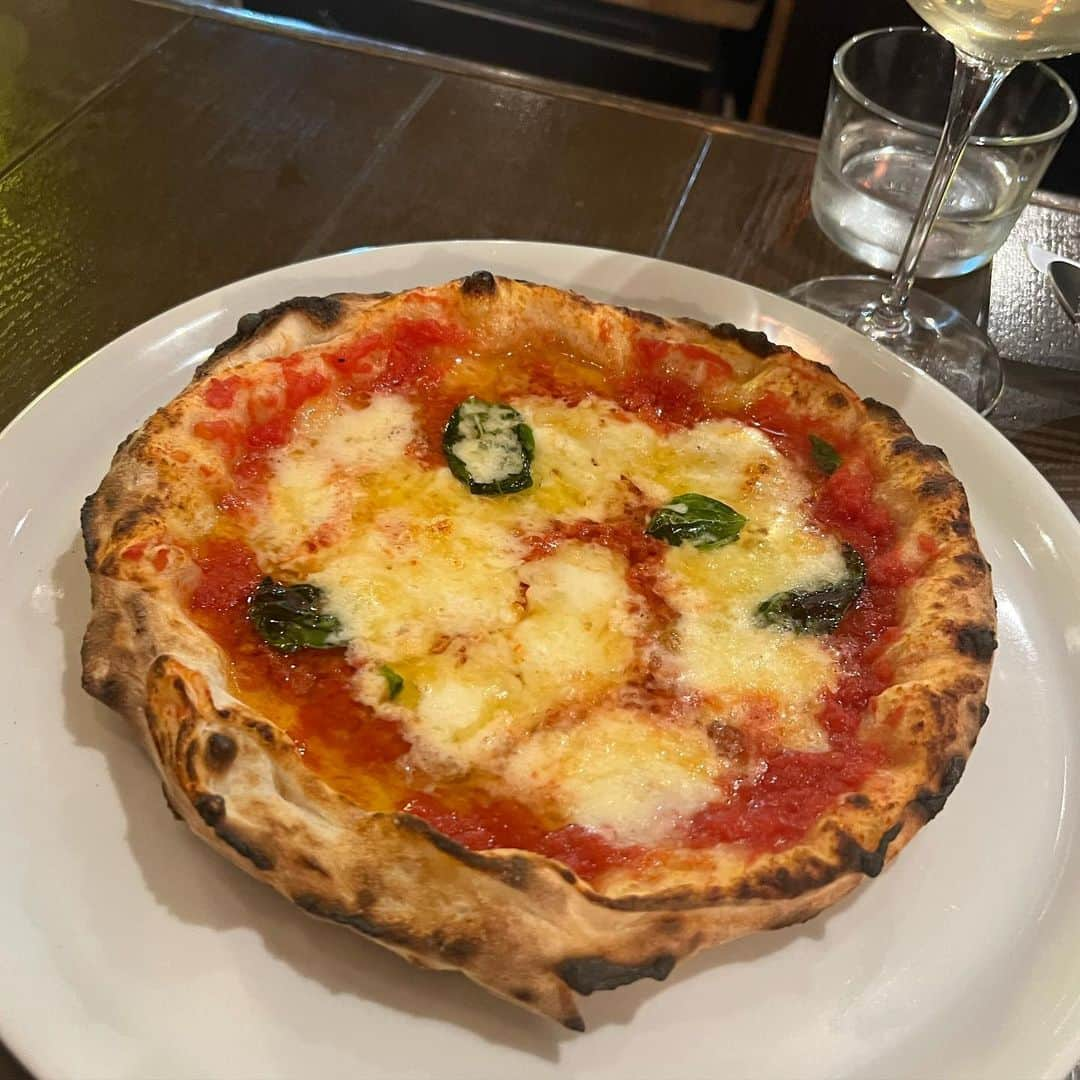 山内鈴蘭さんのインスタグラム写真 - (山内鈴蘭Instagram)「最近ピザ🍕にハマってる…🥺♡ 窯焼きのピザはやっぱり一味違うの！ 生地や香りが本当に違う！ ． ここは、沖縄県の @bacarokinawa っていうお店！予約は1ヶ月前からしか受け付けてなくて、すぐ満席になっちゃう人気店🥹 ． 行く1ヶ月前ぴったりに予約する貪欲な私。笑 ． 沖縄県産の食材や、珍しいパスタメニュー、前菜にマンゴーを使ったりとワクワクするメニューだった☺️ ． イタリアンが元々大好きだったけど、千葉県白井市にBel e Mocoオープンしてからより！好きになって🥺❤️ ． 色んなところで食材のこだわりなど聞きながら食べるのが大好き♫ ． やっぱり窯焼きピザが 一番美味しい！！ ． ． 色んな場所で新しい発見を感じる事が幸せだなぁ☺️☺️☺️ ． ． #沖縄県 #沖縄グルメ #BACAR #ピザ #窯焼きピザ #窯焼き #ピッツァ #pizza #窯焼きピッツァ #沖縄旅行 #沖縄グルメ #弾丸旅行」8月25日 13時53分 - xxsuzuranxx