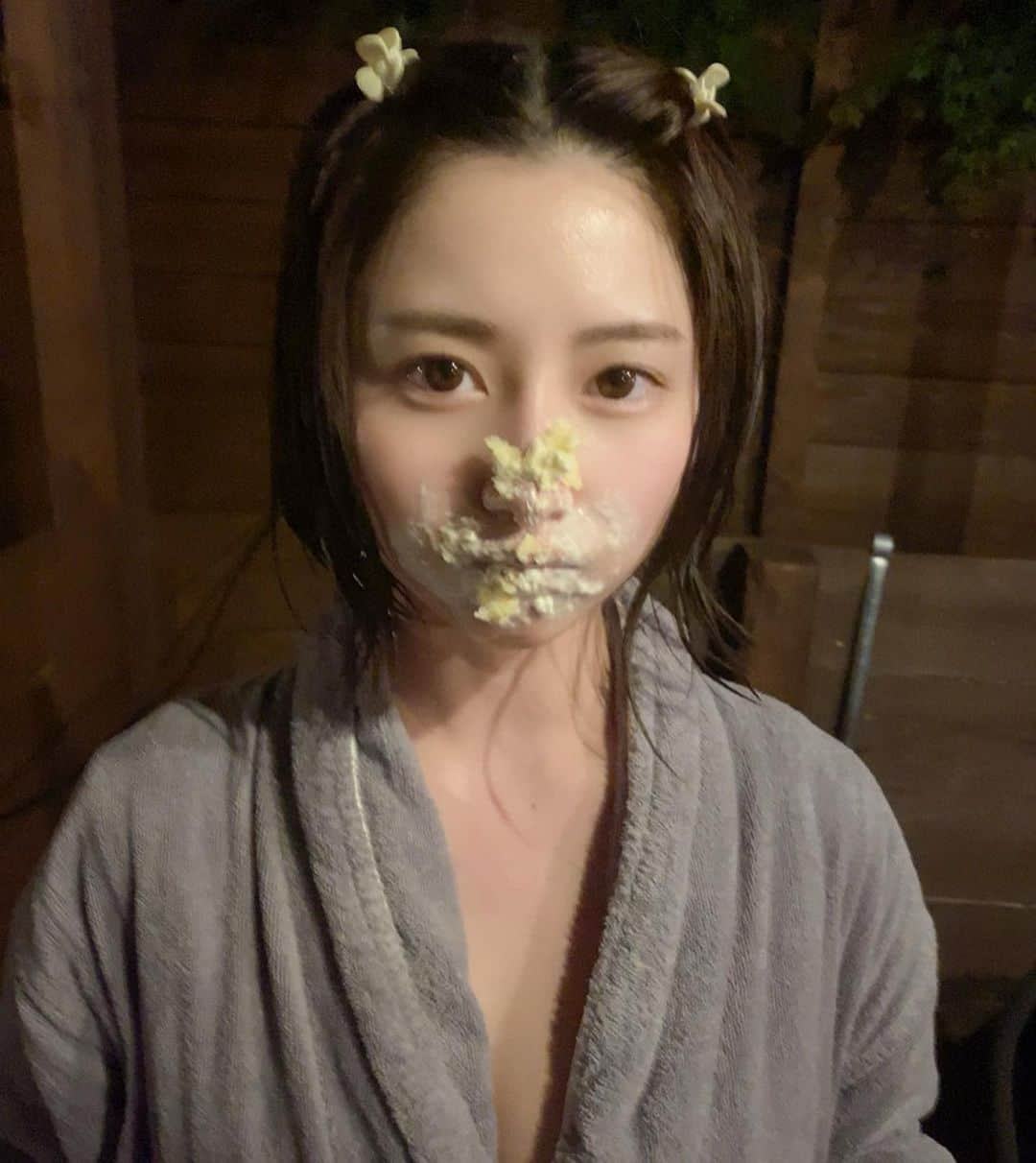 成瀬心美さんのインスタグラム写真 - (成瀬心美Instagram)「🤔  お祝いしてもらえた時は 嬉しくて嬉しくて 涙まで出そうだったのに 数分後こうなるとは 思いもよらず🤣  みんな顔にクリームつけて 臭い臭い！ 言いつつも 甘党が集まっているので しっかりたいらげました😏笑  たのしかった🤣  クリームついたときに思ったのは 本当にすっぴんで良かった、でした(  #顔面ケーキ #顔に #久しぶり #うふ #🍰」8月25日 14時09分 - coco3ndazo