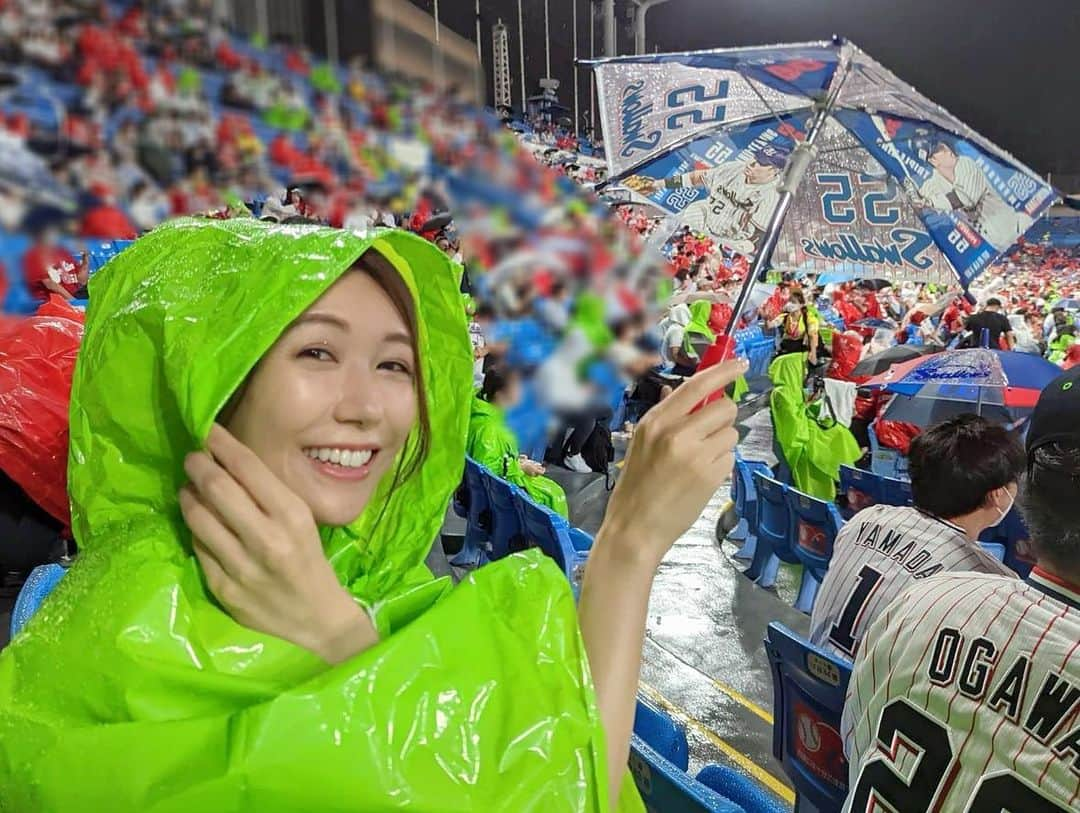 穂川果音さんのインスタグラム写真 - (穂川果音Instagram)「お天気もつかなぁと思いつつ神宮球場に⚾️ 途中から雨が降ってきてしまいましたが、いっぱい傘をフレて楽しかったアベプラお休みの日でした〜笑  #休日　#アベプラ休みの1日 #野球観戦　#神宮球場　#スワローズ　#ほかのん　#オフショット」8月25日 15時38分 - hokawakanonn