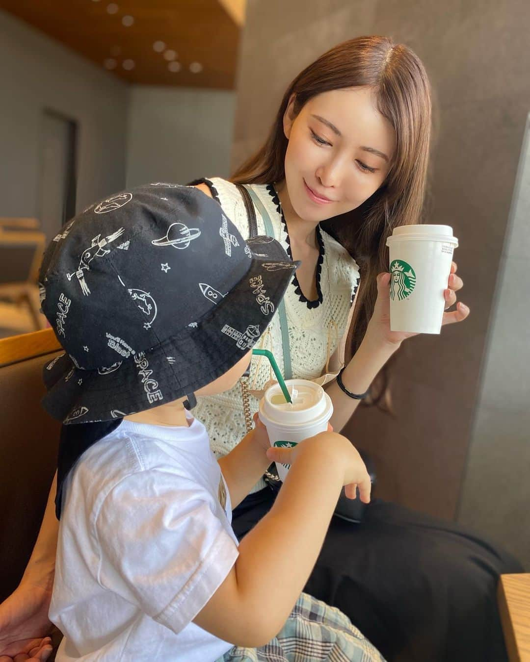 清水愛美さんのインスタグラム写真 - (清水愛美Instagram)「スタバデビューの息子くん💚 息子とスタバに行くのが 夢だった🥹🌷あ、飲んでるのはミルク🥛笑 子供飲めるのなにかある？🥺💐 普通にほうじ茶ラテとかOKですか？笑  ストーリーではお騒がせしてしまい 申し訳ありません🥹💓 100を超えるDM🥹💓 優しいお言葉に心救われました。 そして、活力になりました！！ 本当にありがとう🥹💓 こんな実態があるんだよと。 皆さんに気づいて貰えたら幸いです。  保育園悩まれてる方相談乗れるかもしれないのでDMしてみてくださいねー🥰  本当に皆さんのお陰で頑張れます！ 感謝でしかありません。 ひとりの母親として。 泣き寝入りはしたくない。 インスタグラマー として 一人でも多くの方の目に とまればいいなと思っています。 しばらく📌ハイライトに残すので見てみてください🥺 世の中の親御さん達の"子供を大切に思う 声"です🥹💓 子供に優しい世の中になりますように。  #スタバデビュー　#スタバ  #キャラメルマキアート #ほうじ茶ラテ　#子連れスタバ #育児記録 #保育園問題　 #保育園で怪我 #相談」8月25日 16時28分 - manami_s0902