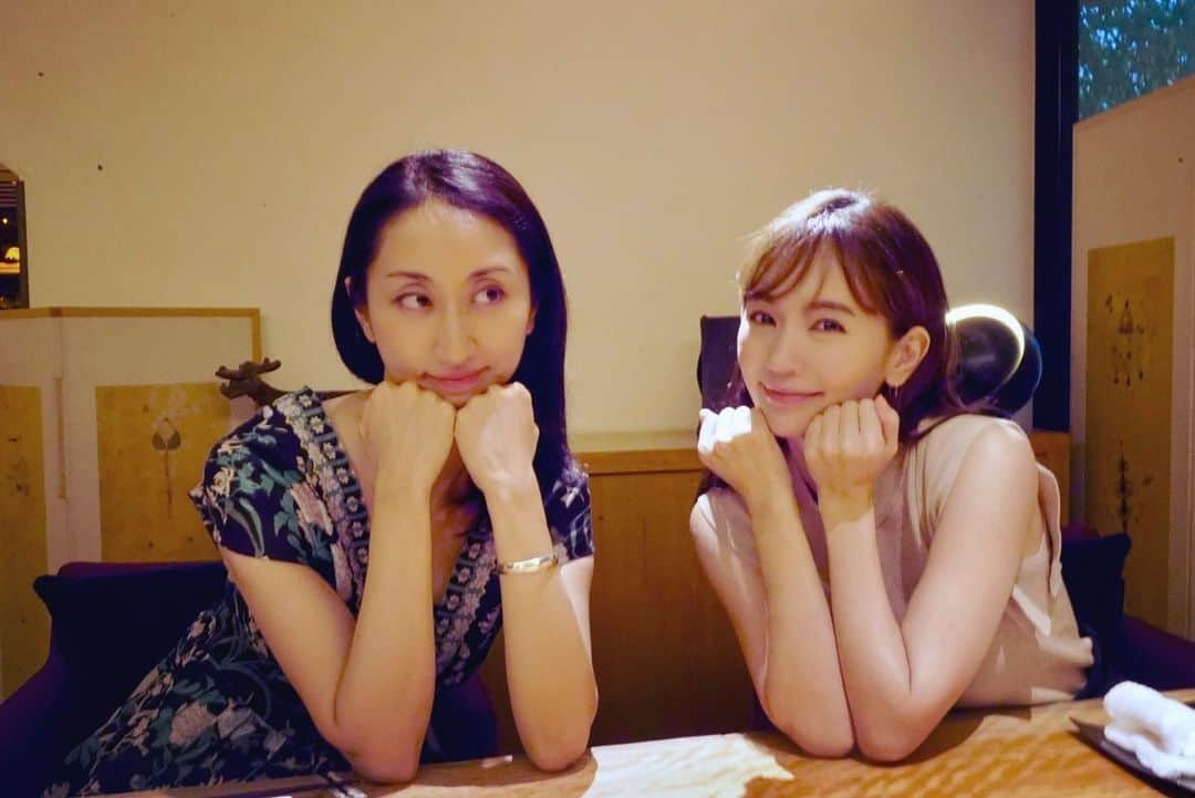 Ms.OOJAさんのインスタグラム写真 - (Ms.OOJAInstagram)「昭和が来てる、絶対！(確信) with @yurinakamurawoori   #昭和ポーズ　#流しのOOJA #中村ゆり」8月25日 16時45分 - msoojafaith