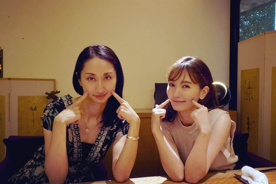 Ms.OOJAさんのインスタグラム写真 - (Ms.OOJAInstagram)「昭和が来てる、絶対！(確信) with @yurinakamurawoori   #昭和ポーズ　#流しのOOJA #中村ゆり」8月25日 16時45分 - msoojafaith