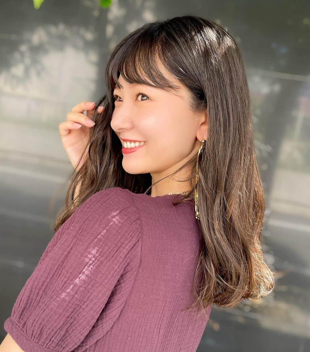 西川瑞希（みずきてぃ）さんのインスタグラム写真 - (西川瑞希（みずきてぃ）Instagram)「ふわっと広がるティアードデザインがポイントのワンピース☺︎素材はコットン１００％でやわらかくって、さらっと着れます//  @cheriemona_official ✴︎コットンティアードワンピース  最近髪の毛も少しカットして重ためにみえるようにしてもらいました✨  光にあたると透ける、くすみのカラーも綺麗で最近はずっとこの色。 ✂︎ @kate__kinoshita 。  いつもありがとうございます💐  #onepiece #summerfashion #code #haircolor #hairstyle #ワンピースコーデ #ロングワンピース #夏コーデ #シンプルコーデ #大人カジュアル #ヘアスタイル」8月25日 17時01分 - mizuki_nishikawa_