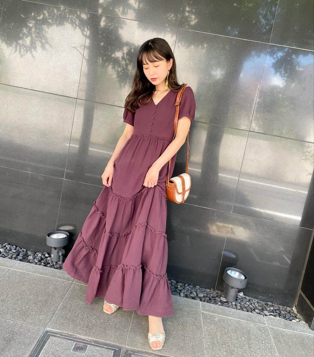 西川瑞希（みずきてぃ）さんのインスタグラム写真 - (西川瑞希（みずきてぃ）Instagram)「ふわっと広がるティアードデザインがポイントのワンピース☺︎素材はコットン１００％でやわらかくって、さらっと着れます//  @cheriemona_official ✴︎コットンティアードワンピース  最近髪の毛も少しカットして重ためにみえるようにしてもらいました✨  光にあたると透ける、くすみのカラーも綺麗で最近はずっとこの色。 ✂︎ @kate__kinoshita 。  いつもありがとうございます💐  #onepiece #summerfashion #code #haircolor #hairstyle #ワンピースコーデ #ロングワンピース #夏コーデ #シンプルコーデ #大人カジュアル #ヘアスタイル」8月25日 17時01分 - mizuki_nishikawa_