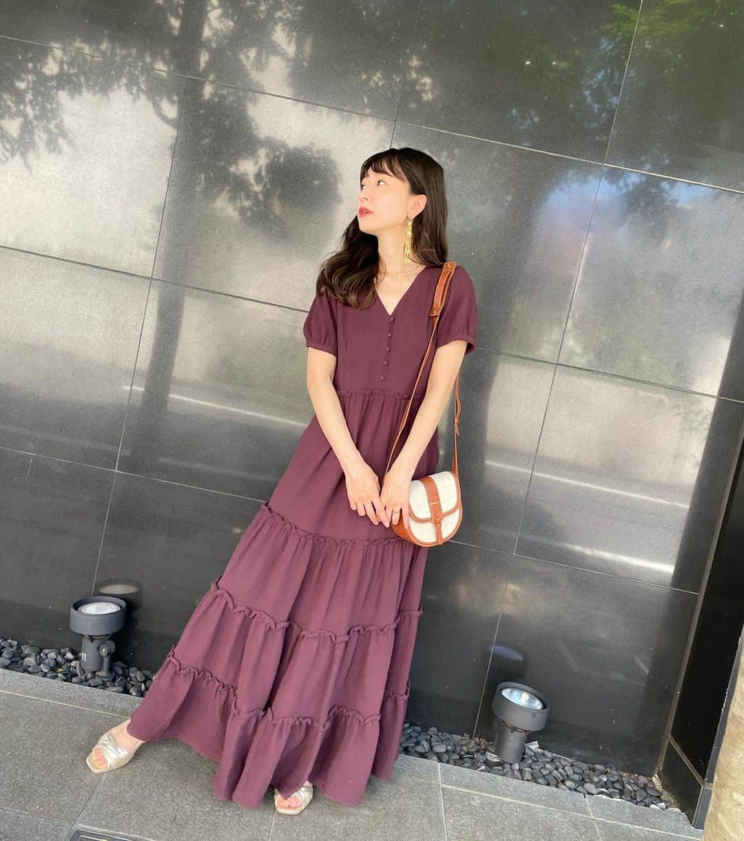 西川瑞希（みずきてぃ）さんのインスタグラム写真 - (西川瑞希（みずきてぃ）Instagram)「ふわっと広がるティアードデザインがポイントのワンピース☺︎素材はコットン１００％でやわらかくって、さらっと着れます//  @cheriemona_official ✴︎コットンティアードワンピース  最近髪の毛も少しカットして重ためにみえるようにしてもらいました✨  光にあたると透ける、くすみのカラーも綺麗で最近はずっとこの色。 ✂︎ @kate__kinoshita 。  いつもありがとうございます💐  #onepiece #summerfashion #code #haircolor #hairstyle #ワンピースコーデ #ロングワンピース #夏コーデ #シンプルコーデ #大人カジュアル #ヘアスタイル」8月25日 17時01分 - mizuki_nishikawa_