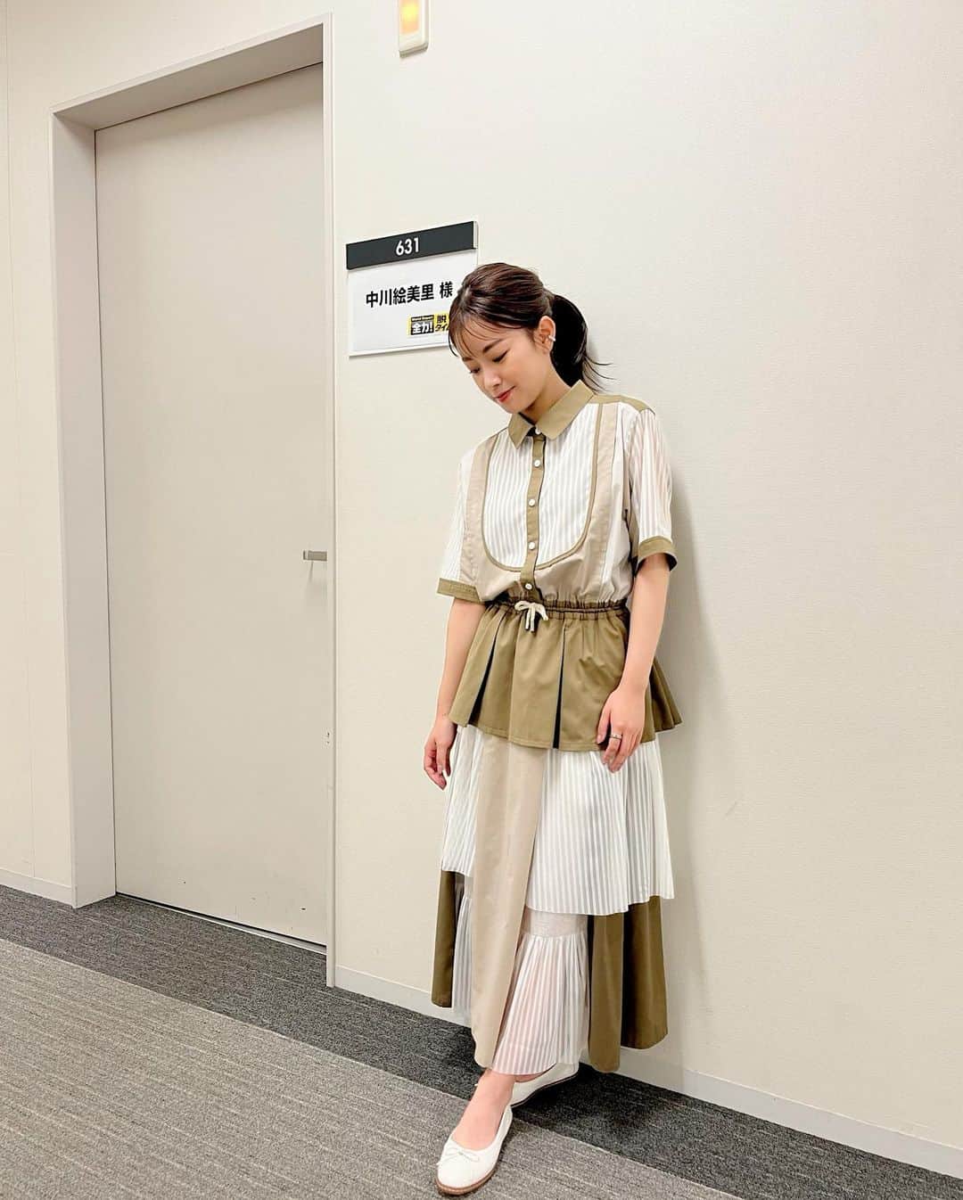 中川絵美里さんのインスタグラム写真 - (中川絵美里Instagram)「📺 明日23:00〜フジテレビ系で放送の 「全力！脱力タイムズ」にちょこっとお邪魔してます！  ぜひご覧ください✌︎✌︎  衣装 one-piece @middla_official  shoes @colehaanjapan  #フジテレビ#全力脱力タイムズ」8月25日 17時16分 - emiri_nakagawa