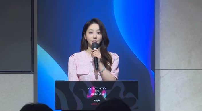 ファン・ボミさんのインスタグラム写真 - (ファン・ボミInstagram)「. #KoreanBlockchainWeek2022 기간 동안  메인 행사 중 하나인 #XangleBlockchainConference 에 진행자로 함께 했습니다.🎤  5시간 full time 진행에 레드불 수혈해가며?🥤 귀 쫑긋 세우고 crypto scene 현주소와 문제점, 극복 방안에 대해 들어봤는데요, 평소 crypto scene에 관심이 있었기에 관련 주제들이 더욱 흥미롭게 다가왔습니다.😀  저도 그동안 공부한 것들을 바탕으로 speech 전후로 열심히 멘트에 녹여봤는데요, 편안하게 진행을 잘 해주었단 코멘트에 공부한 보람 200%! (칭찬에 약한 뽐고래🐳) 벗뜨 오후 세션은 영어 진행이라 전부 알아듣지는 못한.. 결론은 영어 공부 더 열심히 하자!!🤣  #KBW2022 #xangle #crypto #web3 #nft #blockchain #mc뽐」8月25日 17時46分 - bominism71