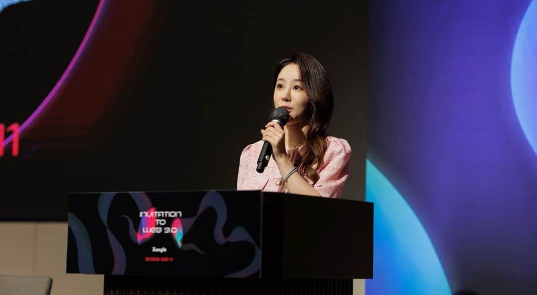 ファン・ボミさんのインスタグラム写真 - (ファン・ボミInstagram)「. #KoreanBlockchainWeek2022 기간 동안  메인 행사 중 하나인 #XangleBlockchainConference 에 진행자로 함께 했습니다.🎤  5시간 full time 진행에 레드불 수혈해가며?🥤 귀 쫑긋 세우고 crypto scene 현주소와 문제점, 극복 방안에 대해 들어봤는데요, 평소 crypto scene에 관심이 있었기에 관련 주제들이 더욱 흥미롭게 다가왔습니다.😀  저도 그동안 공부한 것들을 바탕으로 speech 전후로 열심히 멘트에 녹여봤는데요, 편안하게 진행을 잘 해주었단 코멘트에 공부한 보람 200%! (칭찬에 약한 뽐고래🐳) 벗뜨 오후 세션은 영어 진행이라 전부 알아듣지는 못한.. 결론은 영어 공부 더 열심히 하자!!🤣  #KBW2022 #xangle #crypto #web3 #nft #blockchain #mc뽐」8月25日 17時46分 - bominism71