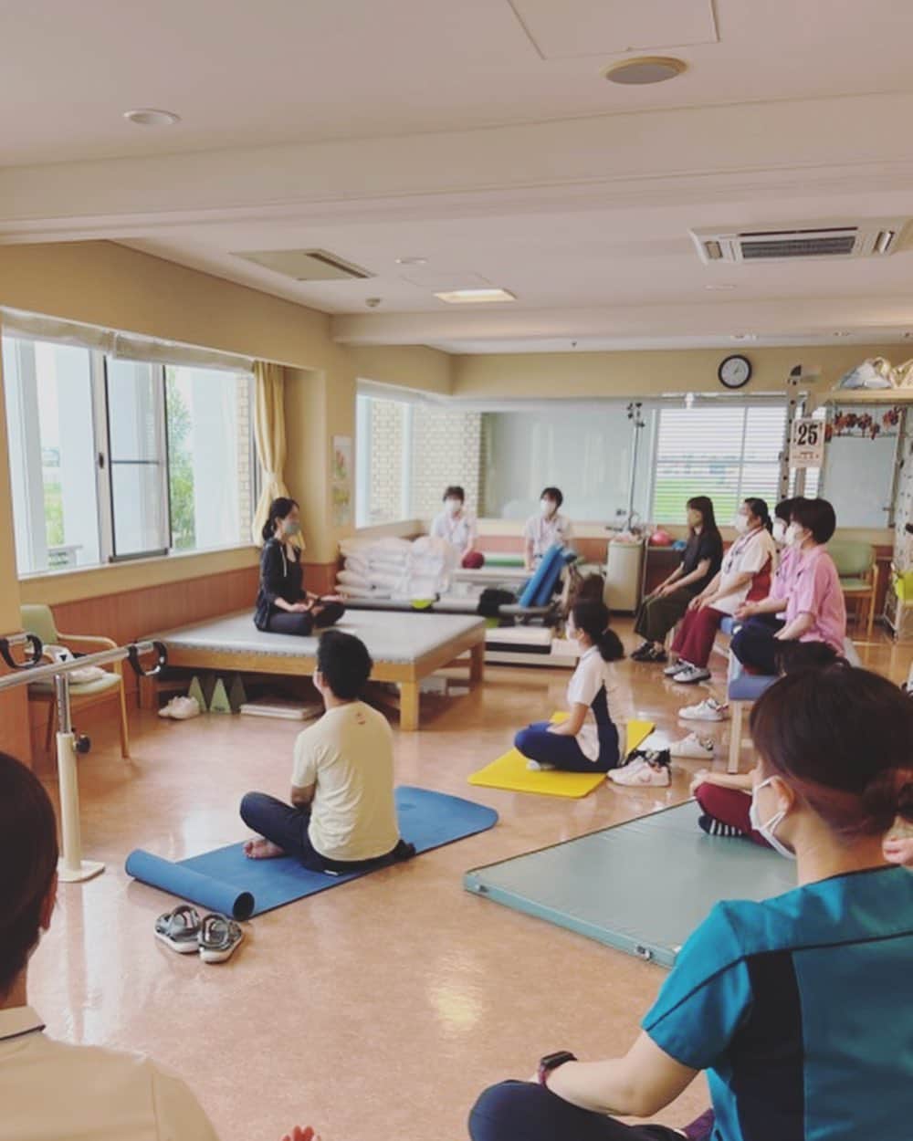 内田恭子さんのインスタグラム写真 - (内田恭子Instagram)「女医さんである友人のご縁で、病院で働くみなさんにmindfulness compassion のプログラムを紹介してきました。自宅や仕事の合間に簡単にできるエクササイズや動きやメディテーション。体も心もにもたくさんのストレスがかかるみなさんの、何かしらのヒントになればいいな。貴重な機会を作ってくれ、私の活動に深い理解を示してくれる友人に感謝です！  Some mindfulness practices at my friend’s hospital.   #mindfulness #compassion ##meditation #マインドフルネス #コンパッション #kikimindfulness #メディテーション #内田恭子 #kyokouchida」8月25日 17時46分 - kyoko.uchida.official