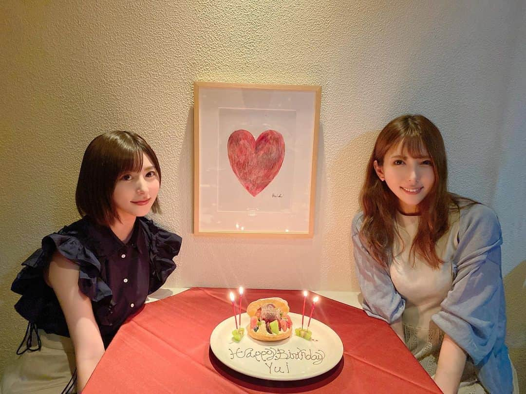 波多野結衣さんのインスタグラム写真 - (波多野結衣Instagram)「ここたんにお誕生日のお祝いしてもらいました😭❤️  同じ事務所で同期の私達🥰  共演は実はした事ないけど、他のお仕事等で一緒になったり 昔台湾行ったのも良い想い出☺❤️  今でも仲良くしてくれて、最近更に一緒に遊んだり出来て嬉しい🥺✨  お誕生日のプレートも嬉しいし、プレゼントも私が好きな物把握しててくれてめちゃくちゃ可愛い猫耳サウナハットと料理するのでDiorのお皿いただいて幸せ…🥲💓  猫耳サウナハット実はもうかぶって1人でサウナはいったんだ〜🥰 お揃いでかぶってサウナ行くのが夢です…！🥺笑  大切に使わせてもらいます🎁❤️ 本当にありがとう🥰そしてこれからも仲良くしてね🤗💓 . . #お誕生日 #サプライズ  #ありがとう #猫耳サウナハット  #お皿 #可愛いしかない  #souldressing #ソウルドレッシング」8月25日 19時24分 - hatachan524