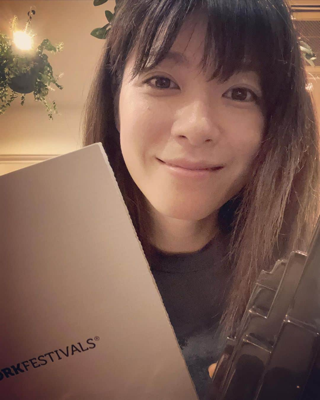 上野樹里さんのインスタグラム写真 - (上野樹里Instagram)「@newyorkfestivals 2022   （New York Festivalsは国連が共催する世界最大規模の国際コンテスト。 1957年設立されて以来、アメリカで毎年開催されています。 メディアごとに9部門あり、時期をずらして公募。 現在、広告ビジネスの中心＜ニューヨーク＞の国際総合コンテストとして、各界から注目されています。）  #監察医朝顔  トロフィーが届きました。 BRONZE AWARDS です✨ 授賞式はオンラインでした。  最高のチームと共に、これからも朝顔を演じられると嬉しいです。その時は、よろしくお願い致します。 朝顔が国境を越えるとは。。✨🙏 スタッフ、キャスト、ご視聴いただいた皆様、陸前高田をはじめとする撮影にご協力くださった皆様の、愛の結賞です🏆大切にします🪷」8月25日 20時02分 - _juri_art_