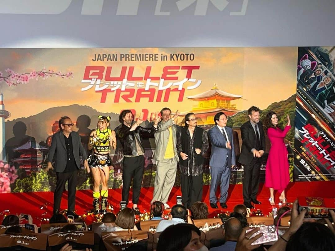 IMALUさんのインスタグラム写真 - (IMALUInstagram)「一人で弾丸京都🚄  映画「ブレット・トレイン」京都プレミアへ🙀🤯😭💥  生ブラピ、生アーロン...スターだらけで興奮止まらず😱10秒だけお客さんが写真撮っていい時間があり連写しまくったらほぼボヤけた(つらい😂)でもまたまた楽しい思い出できました。  映画もめちゃめちゃ面白かった...！  原作は伊坂幸太郎さん本なので舞台はなんと日本🇯🇵京都へ向かう新幹線の中でとんでもないことが起こる笑えるアクション映画でした🚄  #ブレットトレイン は9月1日公開です🍋」8月25日 20時11分 - imalu_0919