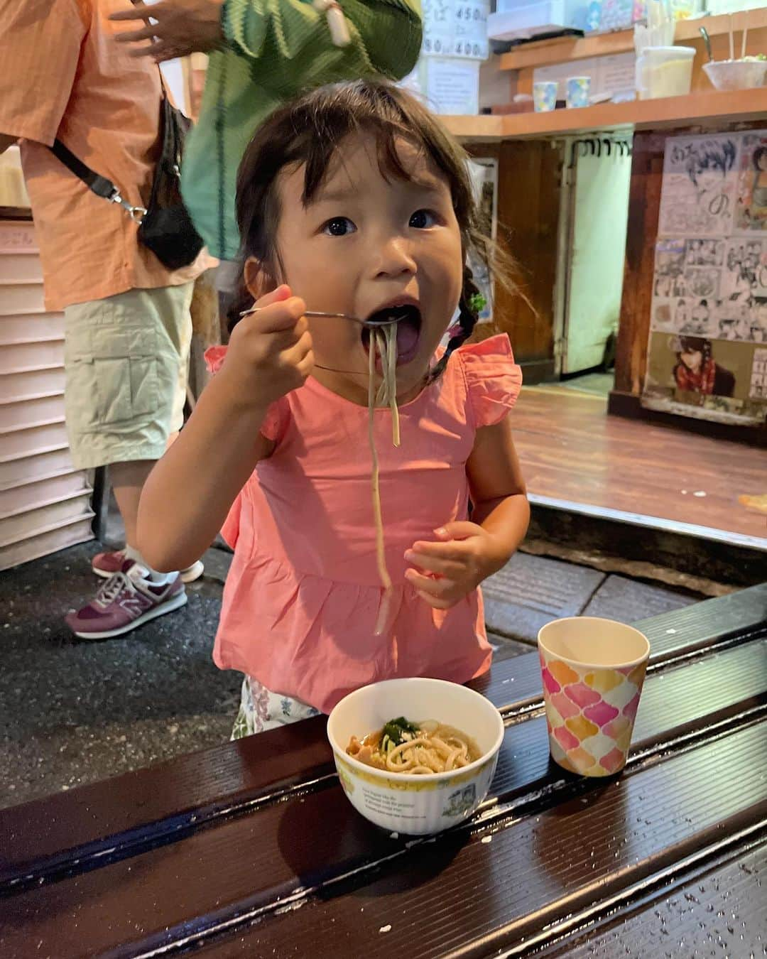 村方乃々佳さんのインスタグラム写真 - (村方乃々佳Instagram)「大人に混ざって立ち食いそば🥢 BGMが流れると体が勝手に踊っちゃう🎶  #村方乃々佳 #ののかちゃん #노노카 #nonokamurakata #ののちゃんねる #ののちゃん #立ち食い蕎麦」8月25日 20時27分 - nonochannel555