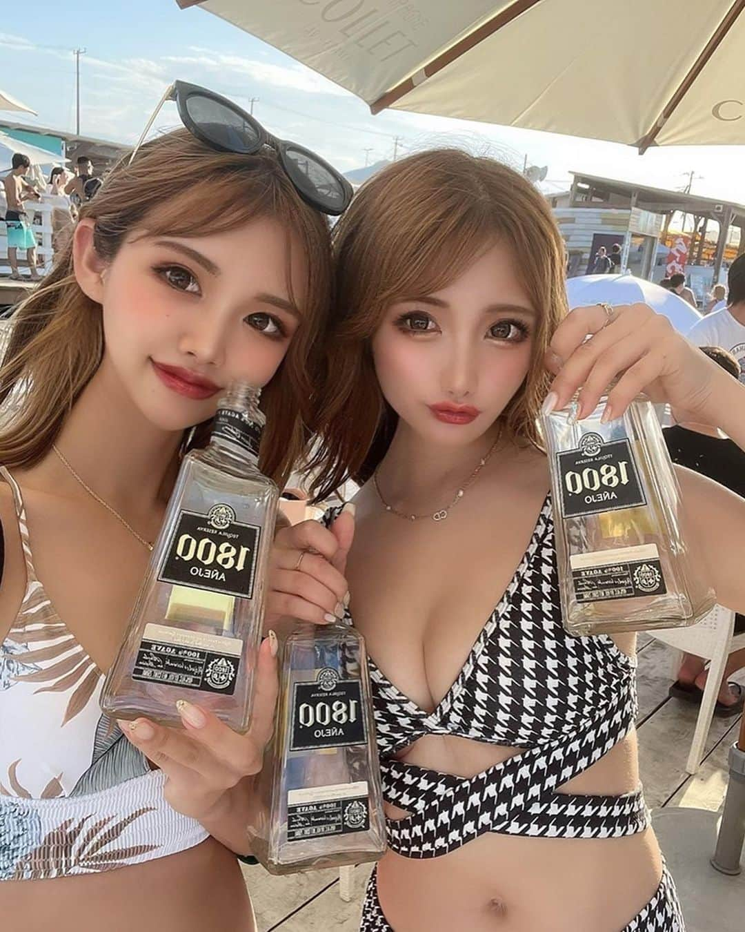 まゆぴちゅーさんのインスタグラム写真 - (まゆぴちゅーInstagram)「まゆとまほ👙🌺🏖♡ 夏の思い出の一枚🌻なかよぴ♡  2枚目の写真 すごい酒ヤクザみたいですがw  この子はこんな可愛い顔して 結構飲みます。（笑） @maho_stagram__   夏ってほんと一瞬だよね🥹🥹  もっと海行きたかったけど 明日から大阪だぁ〜っ！🥹🥹✨  明日いよいよ 北新地の @northclub_kitashinchi で ゲスト出勤するよん！！👠  浴衣イベントらしいから 浴衣着るよ👘！ 何年振り！？ってぐらいに😭😭💓💓  会いに来てねーーーっっ🥺🫶🏻！ . . . #江ノ島海岸 #海の家 #水着ギャル #水着コーデ #水着女子 #ビキニ女子 #ビキニギャル #ビジョビ」8月25日 20時43分 - mayu_03pichu