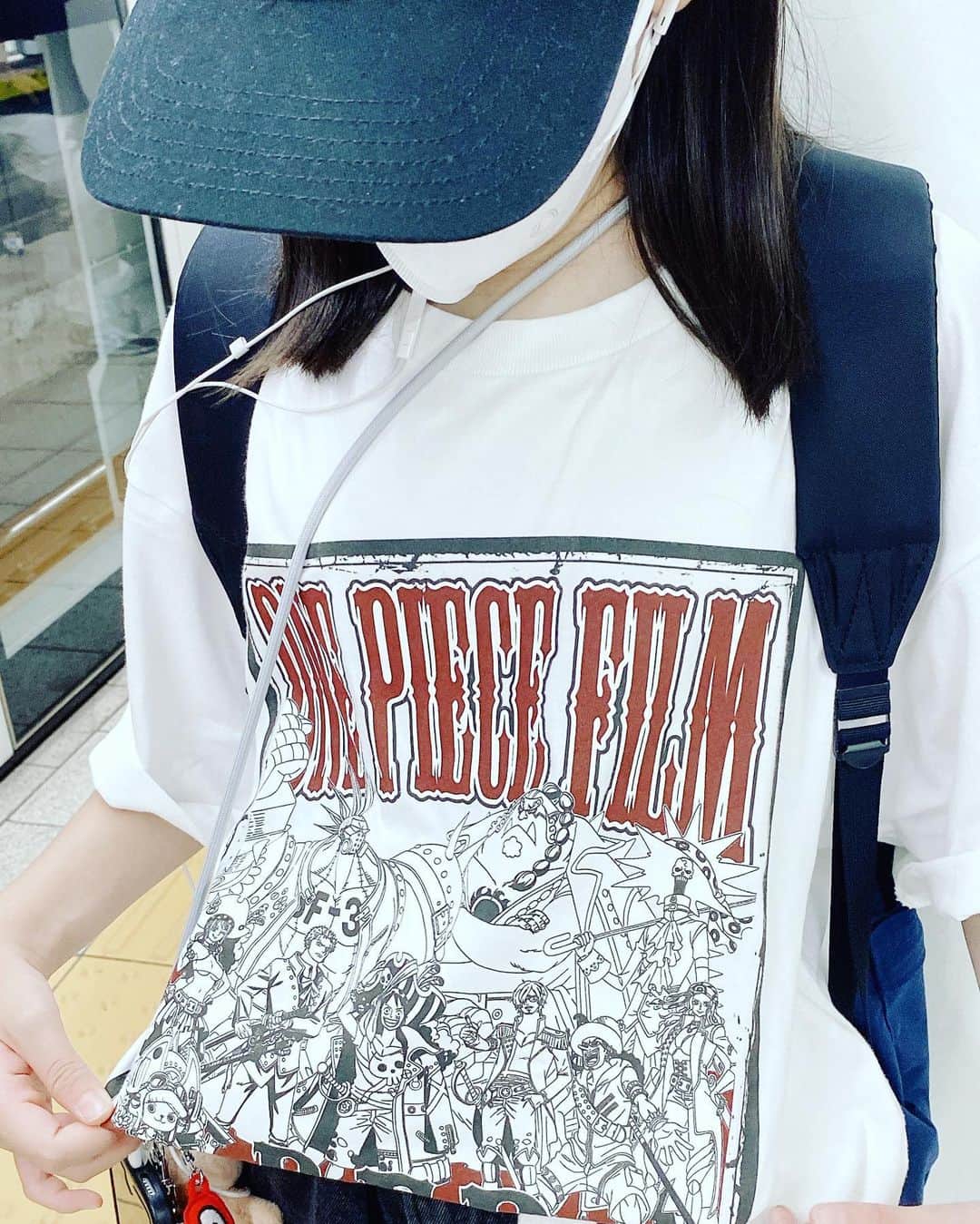 稲垣来泉さんのインスタグラム写真 - (稲垣来泉Instagram)「. 夏休みもあと1週間🥹 . 夏の思い出写真 . ずっとずーっと 楽しみにしていました！ . 公開後もうっ！すぐにっ！観てきましたっ🥰 . 「ONE PIECE RED」 . 感動しながらものすごく楽しくて 映画ならではの衣装もかっこよかったです。 みんなおしゃれさんです。 また、2回目観にいきます。 . 午前中はONE PIECEとのコラボ 六本木のメルセデスベンツに行って ゴムゴムの実を食べてきました。 甘かったです🥰 . . 私も映画館で映画を観るのが好きです。 大きい画面で迫力も凄くて一体になれる気がして大好きです。 夏休みは4本映画を観ました！ . 皆さんは夏休み映画何を観ましたか？ . . #ONEPIECE #OP_FILMRED . #映画館で買ったTシャツがかっこいい #Lサイズ #夏休みの思い出写真」8月25日 20時47分 - kurumi_inagaki