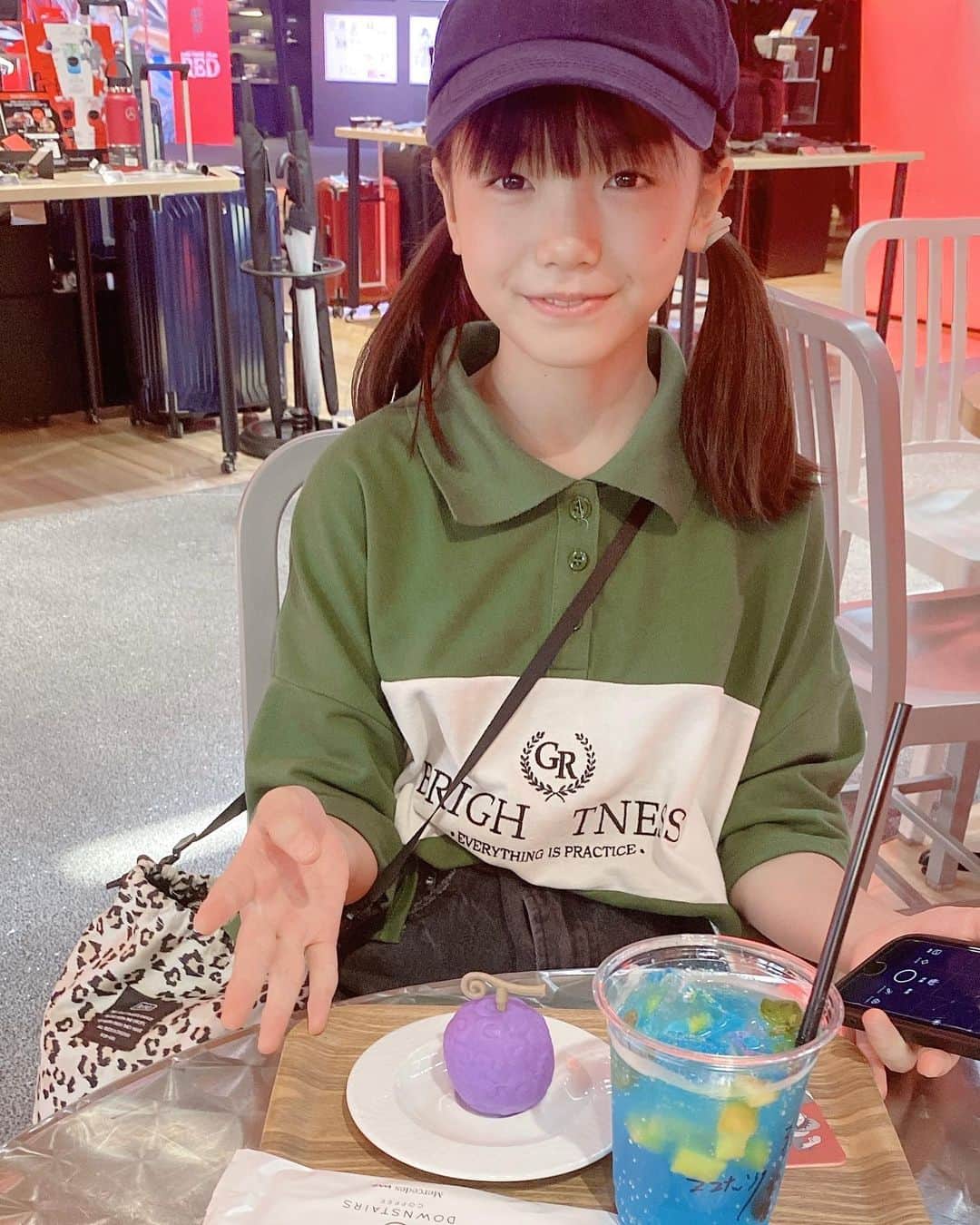 稲垣来泉さんのインスタグラム写真 - (稲垣来泉Instagram)「. 夏休みもあと1週間🥹 . 夏の思い出写真 . ずっとずーっと 楽しみにしていました！ . 公開後もうっ！すぐにっ！観てきましたっ🥰 . 「ONE PIECE RED」 . 感動しながらものすごく楽しくて 映画ならではの衣装もかっこよかったです。 みんなおしゃれさんです。 また、2回目観にいきます。 . 午前中はONE PIECEとのコラボ 六本木のメルセデスベンツに行って ゴムゴムの実を食べてきました。 甘かったです🥰 . . 私も映画館で映画を観るのが好きです。 大きい画面で迫力も凄くて一体になれる気がして大好きです。 夏休みは4本映画を観ました！ . 皆さんは夏休み映画何を観ましたか？ . . #ONEPIECE #OP_FILMRED . #映画館で買ったTシャツがかっこいい #Lサイズ #夏休みの思い出写真」8月25日 20時47分 - kurumi_inagaki