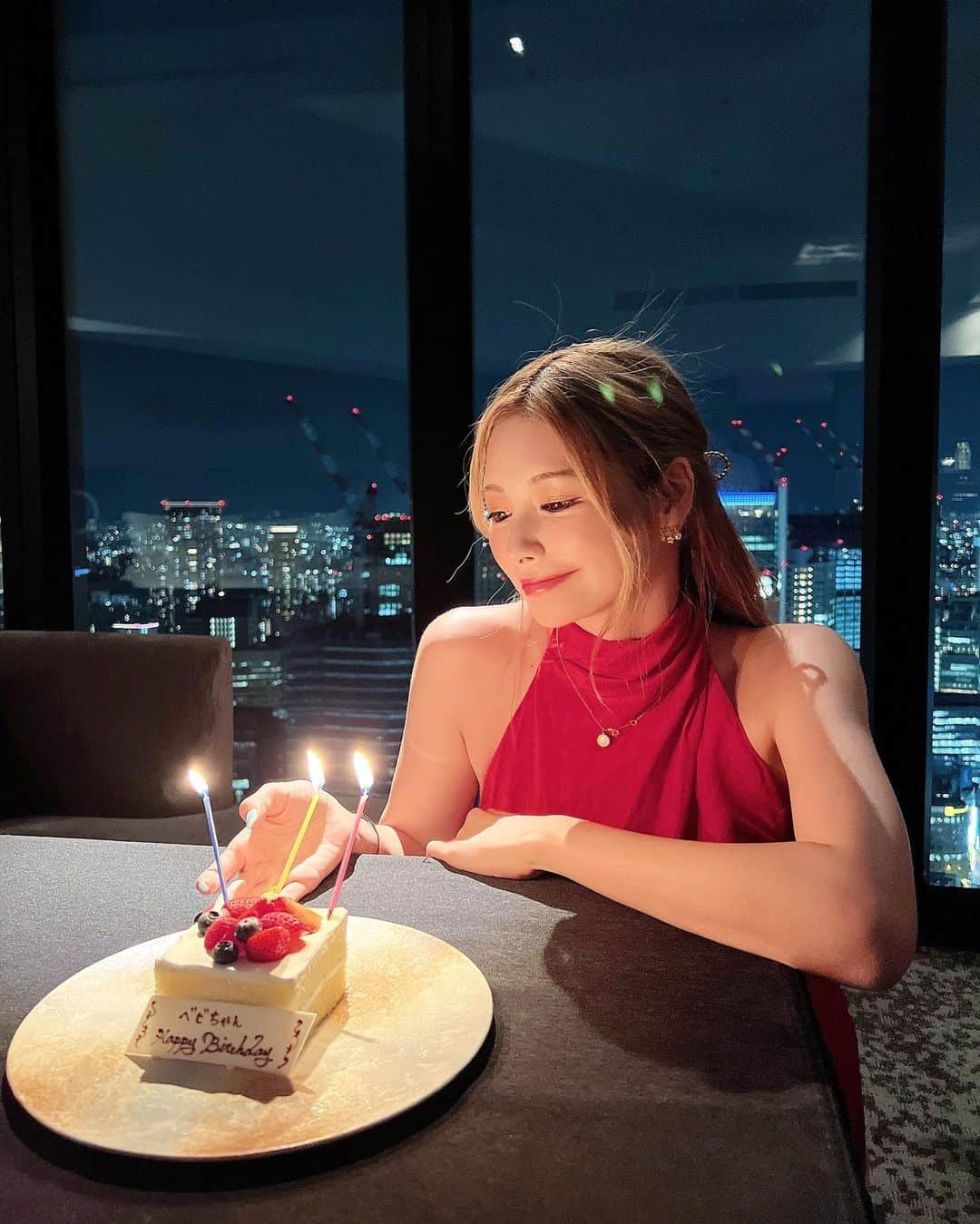 得あゆさんのインスタグラム写真 - (得あゆInstagram)「🎂の写真がまだあるから8月中は 載せさせて🤣  大好きなコンラッド💙🤍 @conradosaka  また泊まりたいー😍💙  ベビちゃんっていうのは誤解ないよういうと 旦那さんからの私のあだ名です爆  ・ ・ ・ ・ ・ ・ ・ ・ ・ ・ ・ ・ ・ ・ ・ ・ ・ ・ #ホテル女子会#ホテルディナー#ホテルサプライズ#ケーキ#誕生日ケーキ#誕生日ディナー#誕生日ご飯#誕生日#コンラッド大阪#コンラッド#乾杯#ドレス#金髪#誕生日サプライズ#思い出の場所#8月生まれ#バースデー#夜景#大阪#大阪グルメ#お肉大好き#アラサー#アラサー女子#カップル#birthdaygirl#birthdayparty#夫婦デート#conradosaka#ドレス#夜景デート#ホテルステイ」8月25日 21時18分 - tokuayu819