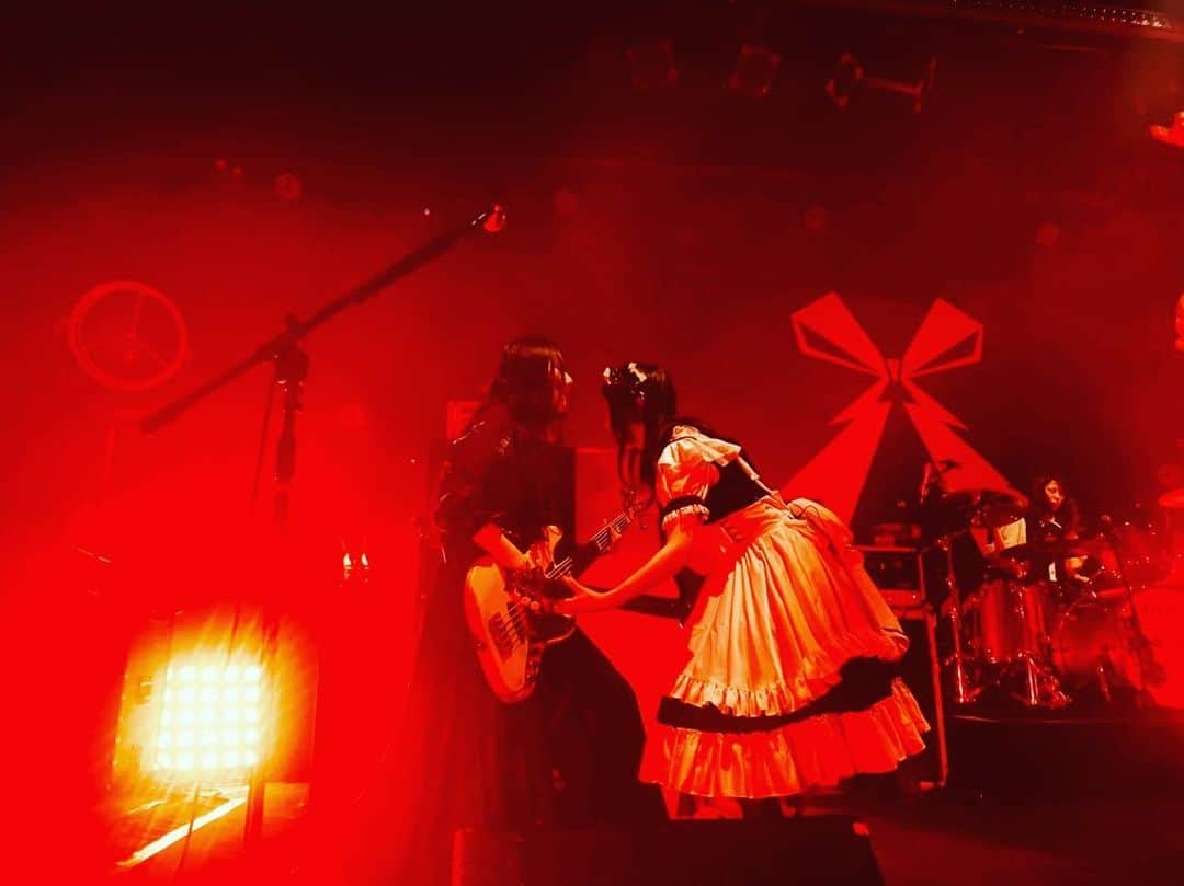 遠乃歌波さんのインスタグラム写真 - (遠乃歌波Instagram)「本日は BAND-MAID PRE US OKYUJI in JAPAN 愛知DIAMOND HALLお給仕へご帰宅いただきありがとうございました💞  今日もとっても楽しい一日になりました(*´꒳`*)✨  大阪とセットリストが違うんですが、個人的には3セクション目がとっても大変疲れる曲達が続きまして…!!笑 大変でした！！🤣w うむ！修行修行！！でもそれが楽しいのです♫  お久しぶりに愛知に帰れて嬉しかったです💕 またお会いしましょう(｀･ω･´)ﾉ✨✨  #bandmaid #japaneserock  #prs」8月25日 23時02分 - kanami_bandmaid