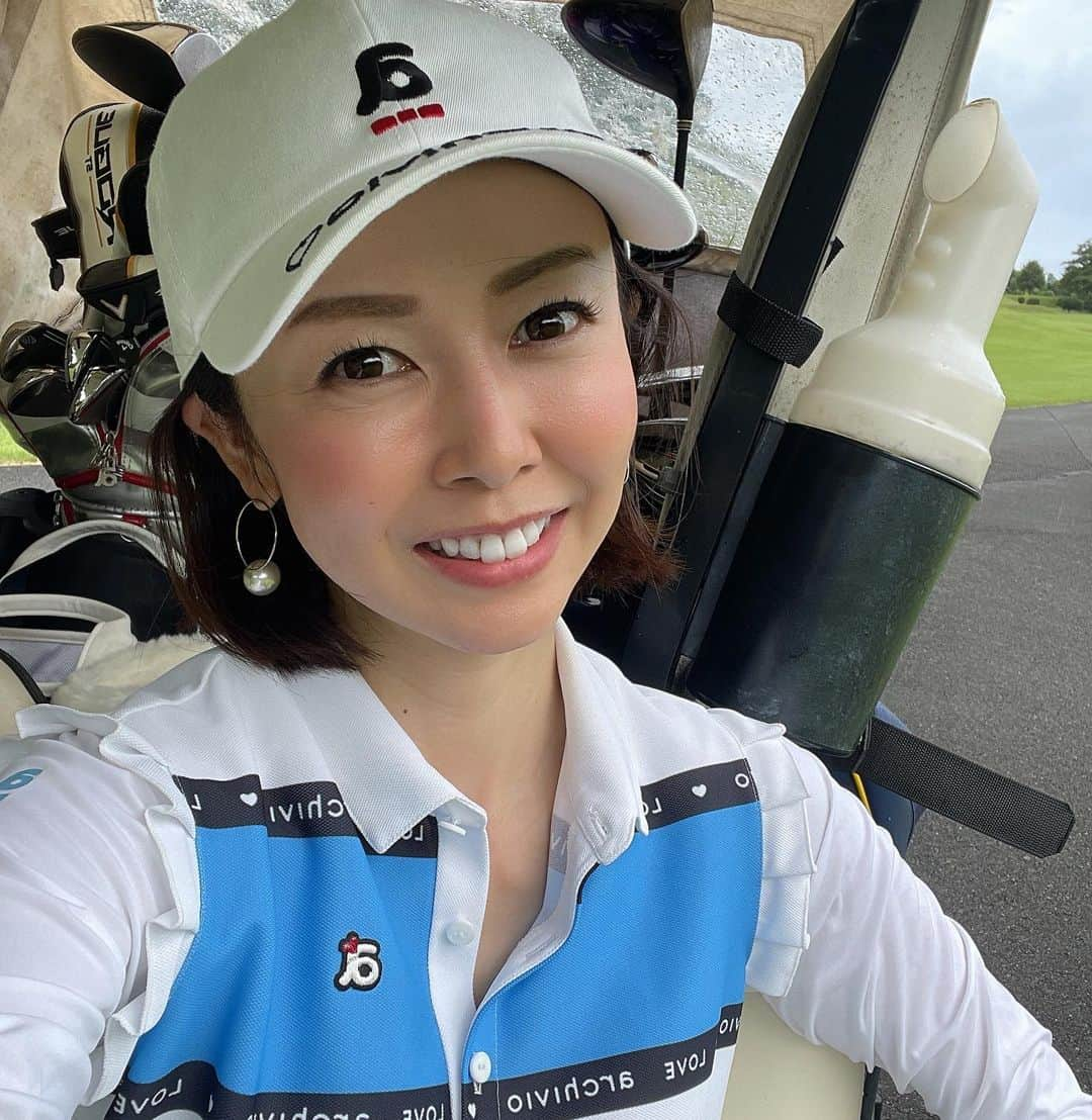 宮崎宣子さんのインスタグラム写真 - (宮崎宣子Instagram)「初めての多摩ヒルズ⛳️ 米軍基地の中にあるので、 パスポート持参しなきゃいけなくて、 慌てて探すもパスポート切れててマイナンバーで対応してくれることに💦  どんだけ海外行ってないんだ？😂  中でのお買い物も 全てドル💲💵表記。  ただグリーンはきれいだし、 乗り入れokだし、本当に気持ちよく😆  気づけばなんとスコア95🙌🙌🙌  Callawayのrogue が私には本当に合ってるみたいで、飛ぶし、ミスが減りました💓  後は乗り入れok🛺🛺🛺というのが私の体力的に良かったのかも😂  メンバーにも恵まれて最高のゴルフ日和でした❤️  ニアピン賞取れなかったけど、 お土産にアメリカ🇺🇸コーラみたいなのを頂きました🥰  #多摩ヒルズ #横田基地 #ゴルフコンペ #アメリカ #ゴルフウェア  #archivio #ゴルフクラブ #rogue  #ゴルフ楽しい」8月25日 23時20分 - miyazaki_nobuko