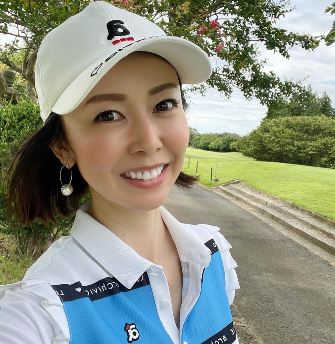 宮崎宣子さんのインスタグラム写真 - (宮崎宣子Instagram)「初めての多摩ヒルズ⛳️ 米軍基地の中にあるので、 パスポート持参しなきゃいけなくて、 慌てて探すもパスポート切れててマイナンバーで対応してくれることに💦  どんだけ海外行ってないんだ？😂  中でのお買い物も 全てドル💲💵表記。  ただグリーンはきれいだし、 乗り入れokだし、本当に気持ちよく😆  気づけばなんとスコア95🙌🙌🙌  Callawayのrogue が私には本当に合ってるみたいで、飛ぶし、ミスが減りました💓  後は乗り入れok🛺🛺🛺というのが私の体力的に良かったのかも😂  メンバーにも恵まれて最高のゴルフ日和でした❤️  ニアピン賞取れなかったけど、 お土産にアメリカ🇺🇸コーラみたいなのを頂きました🥰  #多摩ヒルズ #横田基地 #ゴルフコンペ #アメリカ #ゴルフウェア  #archivio #ゴルフクラブ #rogue  #ゴルフ楽しい」8月25日 23時20分 - miyazaki_nobuko