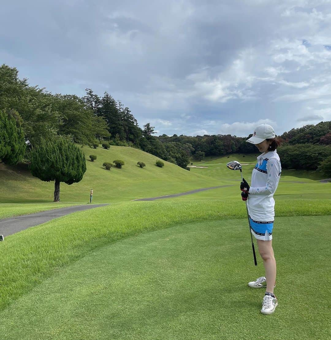 宮崎宣子さんのインスタグラム写真 - (宮崎宣子Instagram)「初めての多摩ヒルズ⛳️ 米軍基地の中にあるので、 パスポート持参しなきゃいけなくて、 慌てて探すもパスポート切れててマイナンバーで対応してくれることに💦  どんだけ海外行ってないんだ？😂  中でのお買い物も 全てドル💲💵表記。  ただグリーンはきれいだし、 乗り入れokだし、本当に気持ちよく😆  気づけばなんとスコア95🙌🙌🙌  Callawayのrogue が私には本当に合ってるみたいで、飛ぶし、ミスが減りました💓  後は乗り入れok🛺🛺🛺というのが私の体力的に良かったのかも😂  メンバーにも恵まれて最高のゴルフ日和でした❤️  ニアピン賞取れなかったけど、 お土産にアメリカ🇺🇸コーラみたいなのを頂きました🥰  #多摩ヒルズ #横田基地 #ゴルフコンペ #アメリカ #ゴルフウェア  #archivio #ゴルフクラブ #rogue  #ゴルフ楽しい」8月25日 23時20分 - miyazaki_nobuko