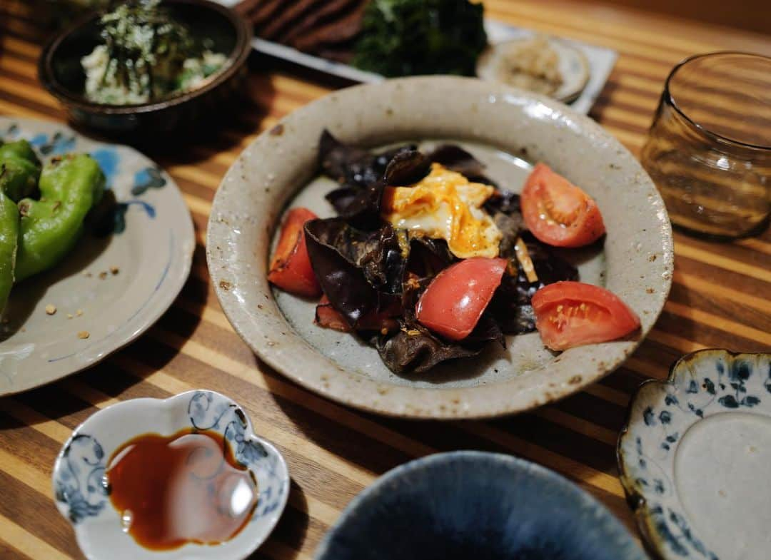 高山都さんのインスタグラム写真 - (高山都Instagram)「8月25日の晩ごはん 豚しゃぶと豆苗　柚子胡椒ダレで 長崎のイワシ天とワカメしょうが醤油 甘長とうがらしの魚醤ソテー キクラゲとトマトの卵炒め オクラと海苔の白和え ケールと梨と大葉のサラダ 地方に旅すると食材買ったり、料理のヒントもらったり。 ほんとうに楽しい！！ さて、次はどこで刺激もらおうかなー。 #みやれゴハン それと、昨日思いつきで作った白和え。 海苔の佃煮を水切りした豆腐に混ぜて、いり胡麻加えて、茹でて刻んだオクラと和えたら、ものすごく美味しかった。」8月26日 10時08分 - miyare38