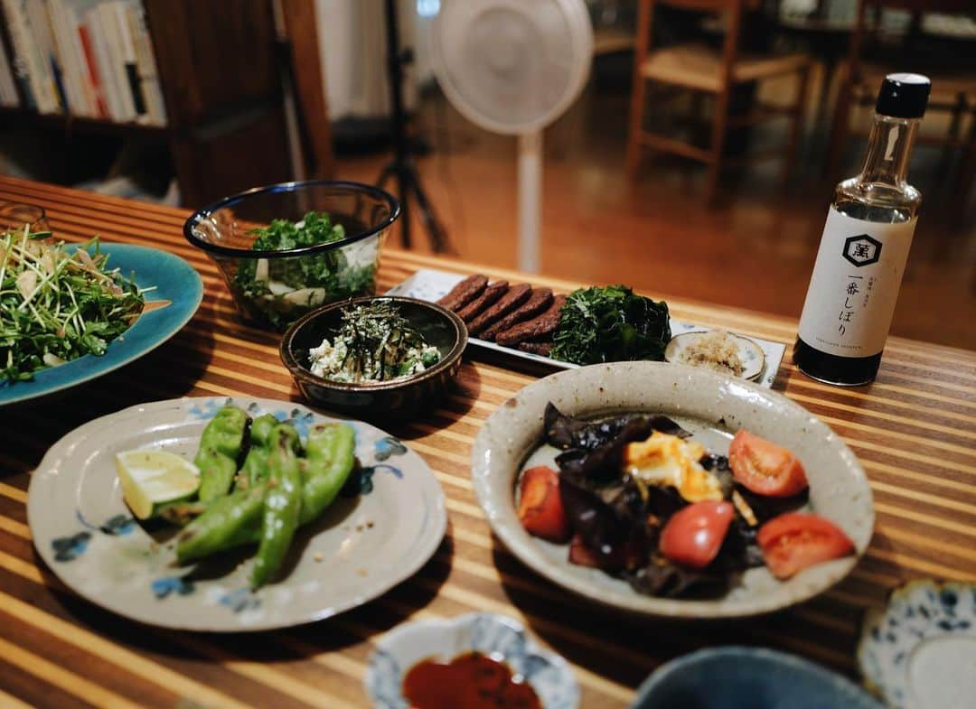 高山都さんのインスタグラム写真 - (高山都Instagram)「8月25日の晩ごはん 豚しゃぶと豆苗　柚子胡椒ダレで 長崎のイワシ天とワカメしょうが醤油 甘長とうがらしの魚醤ソテー キクラゲとトマトの卵炒め オクラと海苔の白和え ケールと梨と大葉のサラダ 地方に旅すると食材買ったり、料理のヒントもらったり。 ほんとうに楽しい！！ さて、次はどこで刺激もらおうかなー。 #みやれゴハン それと、昨日思いつきで作った白和え。 海苔の佃煮を水切りした豆腐に混ぜて、いり胡麻加えて、茹でて刻んだオクラと和えたら、ものすごく美味しかった。」8月26日 10時08分 - miyare38