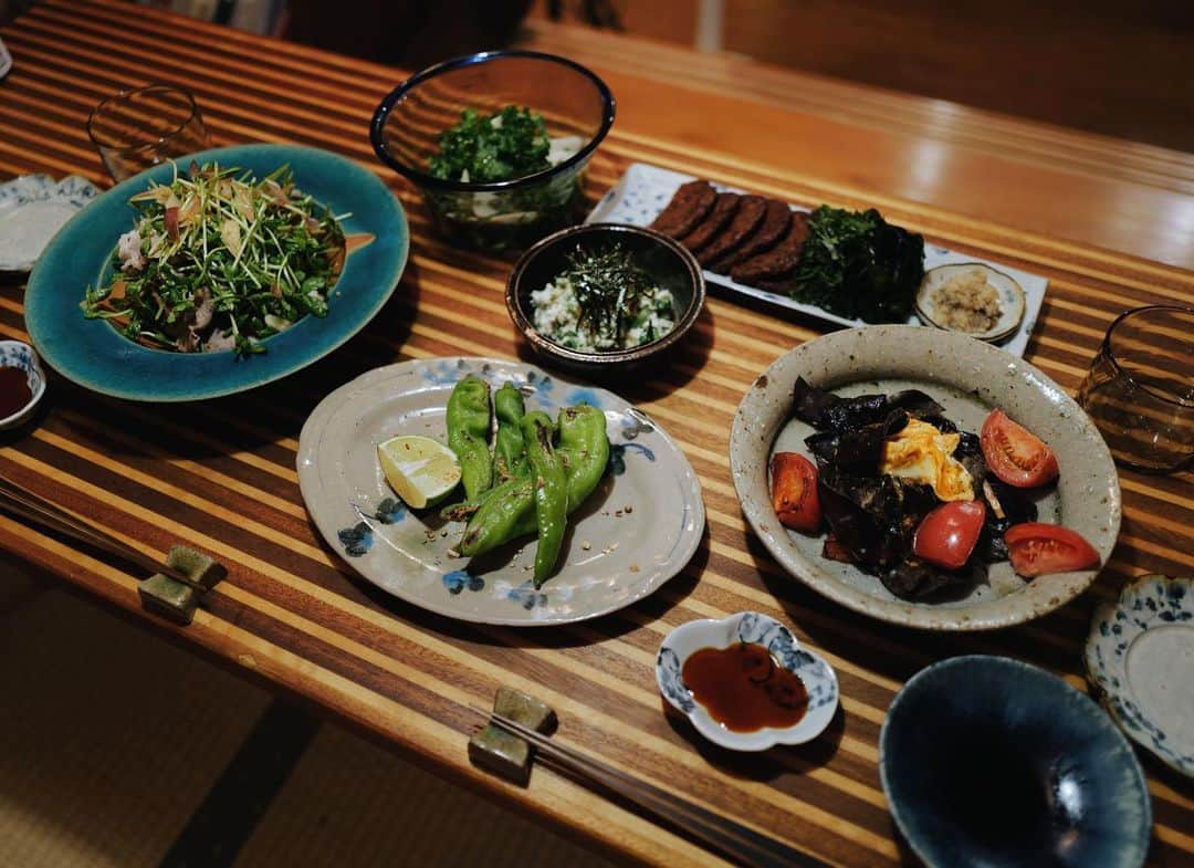 高山都さんのインスタグラム写真 - (高山都Instagram)「8月25日の晩ごはん 豚しゃぶと豆苗　柚子胡椒ダレで 長崎のイワシ天とワカメしょうが醤油 甘長とうがらしの魚醤ソテー キクラゲとトマトの卵炒め オクラと海苔の白和え ケールと梨と大葉のサラダ 地方に旅すると食材買ったり、料理のヒントもらったり。 ほんとうに楽しい！！ さて、次はどこで刺激もらおうかなー。 #みやれゴハン それと、昨日思いつきで作った白和え。 海苔の佃煮を水切りした豆腐に混ぜて、いり胡麻加えて、茹でて刻んだオクラと和えたら、ものすごく美味しかった。」8月26日 10時08分 - miyare38