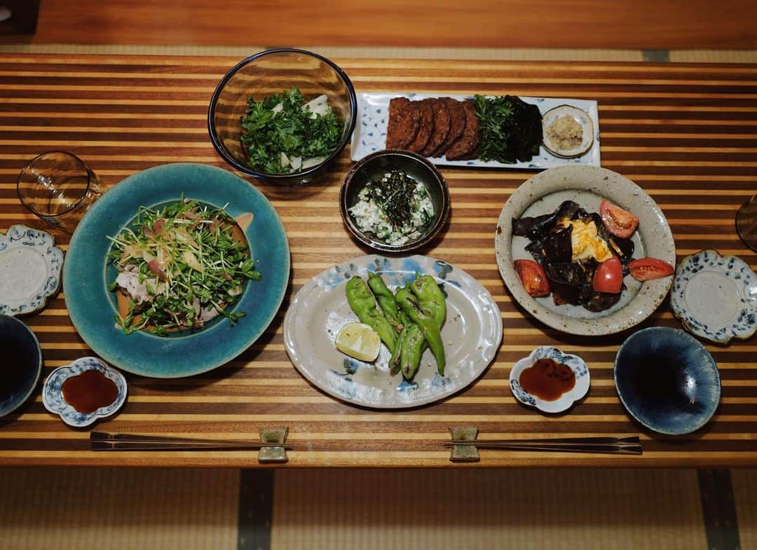 高山都さんのインスタグラム写真 - (高山都Instagram)「8月25日の晩ごはん 豚しゃぶと豆苗　柚子胡椒ダレで 長崎のイワシ天とワカメしょうが醤油 甘長とうがらしの魚醤ソテー キクラゲとトマトの卵炒め オクラと海苔の白和え ケールと梨と大葉のサラダ 地方に旅すると食材買ったり、料理のヒントもらったり。 ほんとうに楽しい！！ さて、次はどこで刺激もらおうかなー。 #みやれゴハン それと、昨日思いつきで作った白和え。 海苔の佃煮を水切りした豆腐に混ぜて、いり胡麻加えて、茹でて刻んだオクラと和えたら、ものすごく美味しかった。」8月26日 10時08分 - miyare38