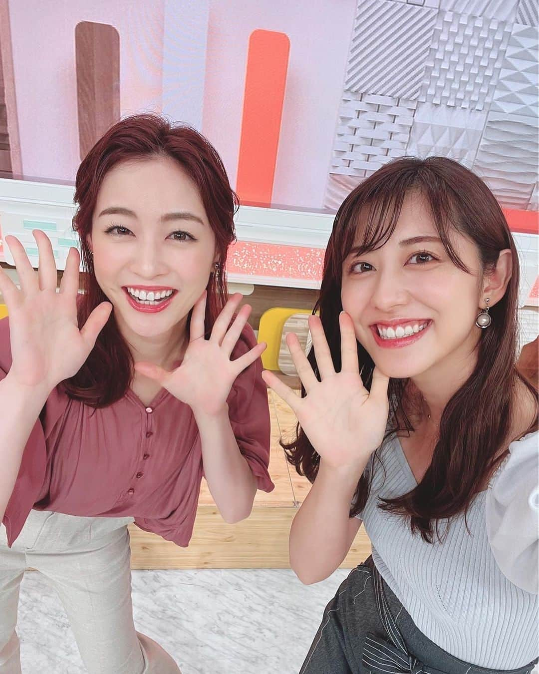 新井恵理那さんのインスタグラム写真 - (新井恵理那Instagram)「今週のグッド！モーニングは、坪井さんが夏休みだったので斎藤ちはるさんとのMC2人体制でした☆ やることが増えてちょっと大変でした(・∀・)笑 わたしのときもこんな風に補ってくださっていたのかと思うと、感謝、感謝です(*^▽^*)  放送後に一緒に撮りましょうー!と言ってくれ、ちーちゃんから送ってもらってびっくり!  わたしたちとじゃんけんしましょ(*^o^*)ってな感じに、ぱぱっと変えたポーズがグーチョキパーになってました(#^.^#)笑  来週もよろしくお願いします( ^ω^ )  『グッド！モーニング』 テレビ朝日系 平日あさ(4:55〜) 5:25〜8:00出演  #グッドモーニング #斎藤ちはる #新井恵理那 #centforce」8月26日 12時31分 - elina_arai