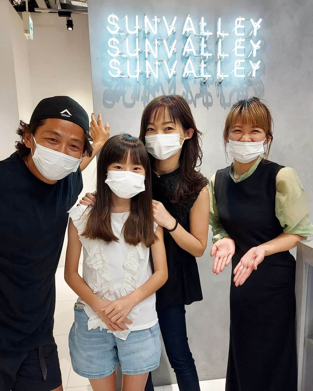 佐藤純さんのインスタグラム写真 - (佐藤純Instagram)「娘とSUNVALLEYへ行ってきたよ😃✂️✨  @_sunvalley_   @shibuken_sunvalley   @tsutchi_m_sunvalley    私はしぶけん✂️  娘はつっちーがカットしてくれました😊  2枚目はカット前。  最近、自分で前髪を切ってるからガタガタ💦  しかも、鼻毛バサミで切ってる娘。。。  ふたりでサッパリしたー😆💕✨  しぶけん、つっちー、ありがとー🙌  次回は、もっと短くしようかな～？  迷い中です😊  帰りにピザ食べよう🍕って言ったら…ラーメンがいい🍜😍と言われたー。  ついこの間もラーメンだったのに。またですか？  ラーメン大好きな娘です。。。  #sunvalley #サンバレー #ヘアカット #表参道 #美容室 #親子 #一風堂 #ママ #ママモデル #モデル #mama #mamamodel #model」8月26日 15時37分 - junsatoidea