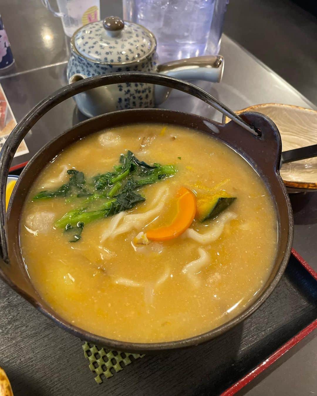 春名亜美さんのインスタグラム写真 - (春名亜美Instagram)「山梨の梶原農園に毎年恒例のシャインマスカット狩りへ🍇 with @yasuko_haruna   ここのブドウたちはどの種類も大きくて、美味しい😋 特に今回は #バイオレットキング が実も大きくてすごく美味しかった！  去年は一人でカットできなかった次男も、今年は一人でブドウの軸をカットすることができました✂︎🍇  自分で選んで取ったブドウは美味しさ倍増☺️  帰りにはほうとうも食べて🥰  さらに言うと、またトイザらスにも行き😇  大充実な一日🫶🏻 ・ ・ ・ #梶原農園　#ぶどう狩り #シャインマスカット #シャインマスカット狩り #山梨 #ほうとう #夏休み #ばあばと孫 #バイオレットキング #ll_旅記録」8月26日 17時48分 - amiharunaami