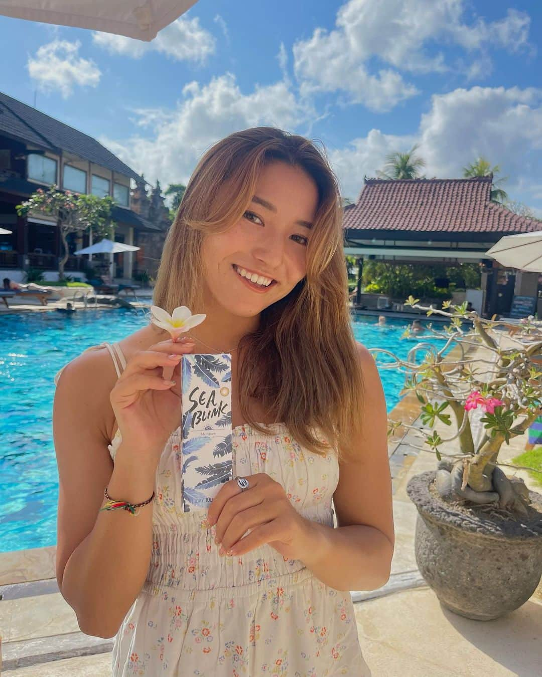 松田詩野さんのインスタグラム写真 - (松田詩野Instagram)「🌞🕌🧡🌺😚  イエローとブラウンが混ざり合ったカラーのサンドバー。繊細で抜け感のあるデザインが瞳に溶け込んでくれる🏝✨  @seablink_official  #seablink #シーブリンク #プール #pool」8月26日 18時26分 - shinomatsuda