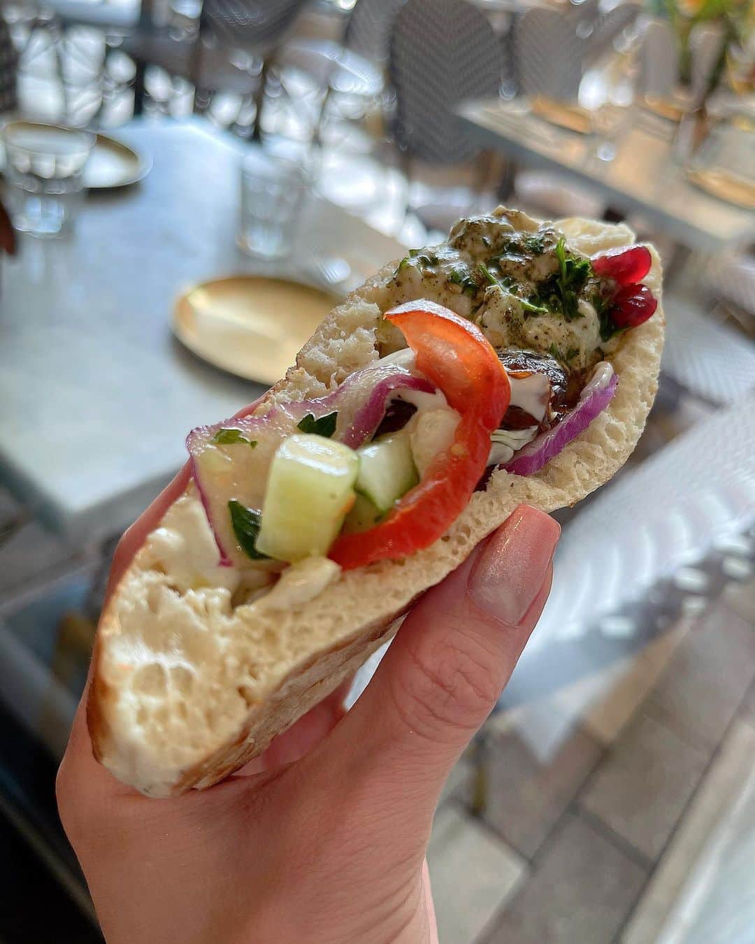 百合華さんのインスタグラム写真 - (百合華Instagram)「フロリダ州マイアミにある『AVENTURA MALL』一階のイスラエル地中海料理レストラン『Motek』にて女子会ランチタイム🍽💕  ヘブライ語で恋人という意味の素敵なお名前のお店でコーシャスタイルのイスラエル地中海料理を頂きました🎶  とってもお洒落な空間で現代のテルアビブを味わえる魅惑的なお料理達をみんなとシェアしながら美味しくて楽しいひとときを過ごす事が出来ました💖  #マイアミ #フロリダ州 #aventuramall  #イスラエル料理  #イスラエルグルメ  #イスラエル地中海料理 #イスラエルサラダ  #コーシャ料理 #テルアビブ #motek #美食 #美食家」8月26日 18時47分 - yurika.lovelily