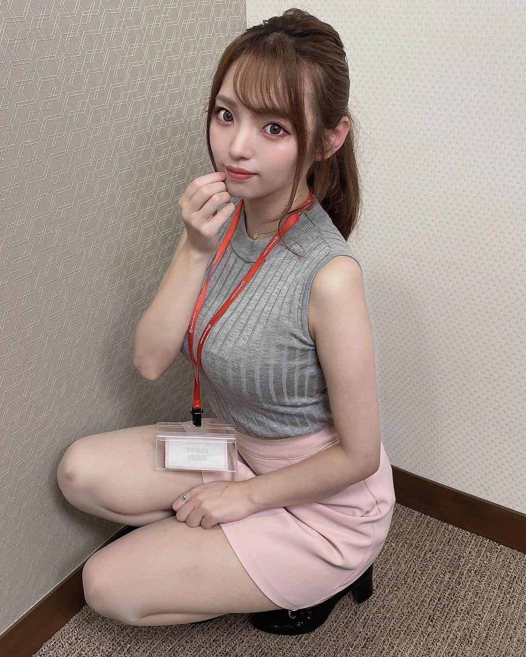 かなてゃんさんのインスタグラム写真 - (かなてゃんInstagram)「TikTokでもバズり中!!  総合人材サービス【株式会社freemova】@freemova_cp さんの広報担当になりました❤︎  先日、目黒にあるfreemovaさんの本社にお邪魔して、広報としてのお仕事をしてきたよ😳  ここの企業は社員の方の平均年齢が24歳で、社長さんもなんと30歳なんだって！  そんな社長さんはTikTokで【2m社長】としても有名だよね🔥  広報担当としては、 今日はSNS事業部にお邪魔して、普段投稿されているInstagramやTikTokの編集作業をしてきたよ！  インスタは毎日投稿されているということで、テンポよく進めていかないと大変🥹  TikTokは1本あたりに対する時間がすごくかかることがよく分かった・・！ ・ でも、時間をかけてコツコツ作ったものが完成する達成感がすごかった！（笑）  なにかをデザインしたり制作したり、SNSを見ることが好きな人にはすごくオススメのお仕事だったよ🥀  2m社長ともTikTok撮影した❤︎  私のアカウントに載ってるからぜひ見てみてね！！  そんなSNS事業部は現在、中途採用・新卒・インターン生を大募集中らしくて、DMからも受け付けてるよ！！  気になった方は私のDMまで連絡してね🌷 他の事業部さんにもお邪魔してきたので、今度また紹介しちゃいます！  是非一度、タグ付けしてあるfreemovaさんのInstagram・プロフィールからTikTokに飛んでみてください🔥 ・ #freemova #中途採用 #新卒採用 #就活 #転職支援  #転職 #アルバイト #ベンチャー企業 #転職したい #正社員募集 #働きたい #フレックス #人材派遣 #人材紹介  #就職 #内定 #就活生 #インターンシップ #インターン  #新卒 #SNS #SNS運用 #広報担当」8月26日 19時13分 - _yakiniku_