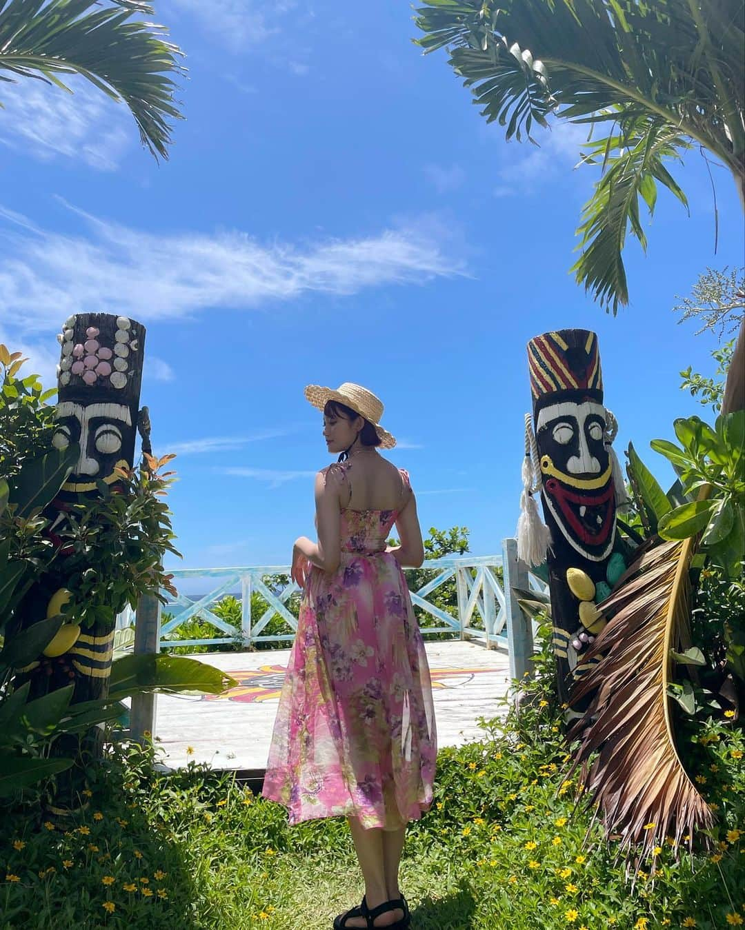 王林さんのインスタグラム写真 - (王林Instagram)「OKINAWA🌞🌺  夏よ行かないで、私はまだここにいるよ そんな気持ちになる風が吹いてるね いつだって夏が終わるのは寂しいです  青森ってねぶたとか祭り終わればもう冬に向かってる感じなんだけど、24時間テレビがぎりぎり夏の思い出です🫡 小学校からずっと青森の会場から届けた24時間テレビだったけど、明日からの24時間テレビは本体から歌ったりなんなり届けるから、みんな見守っていてね！  #24時間テレビ #夏の思い出 #夏のおわり #沖縄 #okinawa」8月26日 19時35分 - ourin_ringoooo