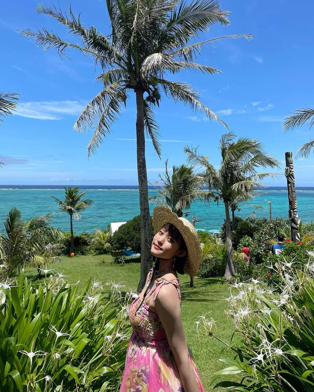 王林さんのインスタグラム写真 - (王林Instagram)「OKINAWA🌞🌺  夏よ行かないで、私はまだここにいるよ そんな気持ちになる風が吹いてるね いつだって夏が終わるのは寂しいです  青森ってねぶたとか祭り終わればもう冬に向かってる感じなんだけど、24時間テレビがぎりぎり夏の思い出です🫡 小学校からずっと青森の会場から届けた24時間テレビだったけど、明日からの24時間テレビは本体から歌ったりなんなり届けるから、みんな見守っていてね！  #24時間テレビ #夏の思い出 #夏のおわり #沖縄 #okinawa」8月26日 19時35分 - ourin_ringoooo