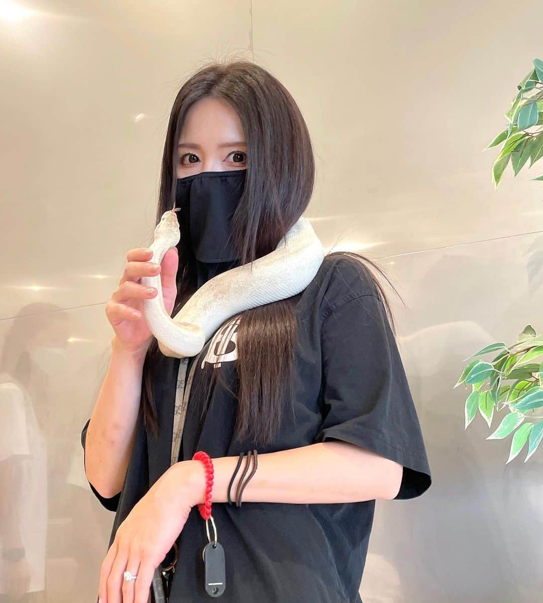 神子島みかさんのインスタグラム写真 - (神子島みかInstagram)「. 蛇と私  友達に "蛇似合いそう"とか スタッフさんにも "お似合いですよ"  と… 蛇が似合うって褒められてる🐍？ 大丈夫？  #アラフォー#ママ#蛇#白蛇」8月26日 19時51分 - kagomika