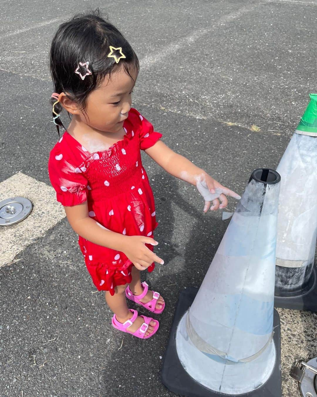 村方乃々佳さんのインスタグラム写真 - (村方乃々佳Instagram)「公園の駐車場のコーンを動かそうと思ったら、なんじゃこりゃー！！ 顔まで真っ白に😂  #村方乃々佳 #ののかちゃん #노노카 #nonokamurakata #ののちゃんねる #ののちゃん #顔まで真っ白」8月26日 19時56分 - nonochannel555