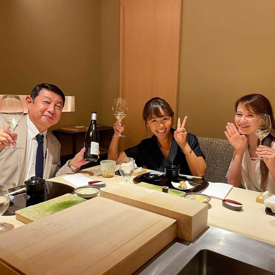 田中律子さんのインスタグラム写真 - (田中律子Instagram)「撮影終わりで、銀座『CITY CLUB OF TOKYO』でお寿司🍣  ➡️ https://cityclub.co.jp/  こちらは完全会員制倶楽部で、贅沢な空間が広がってます✨  1フロアに、お寿司、和食、フレンチ、鉄板焼き、中華、しゃぶしゃぶ、ワインセラーには🍷ものすごいワインが鎮座🍷個室もたくさんあるので、大事な方とのお食事や、お祝いに利用するのに最高です✨  BDケーキ🎂まで用意していただきありがとうございました🤍 それにデザートワゴン🍰🍮🍨からもたっぷりデザートに赤ワイン🍷まで🤍  渋谷さん、里井さん　@mayumi.satoi ありがとうございました🤍  #tokyo  #citycluboftokyo  #ginza  #完全会員制倶楽部  #エグゼクティブ」8月26日 20時14分 - ri2kotanaka
