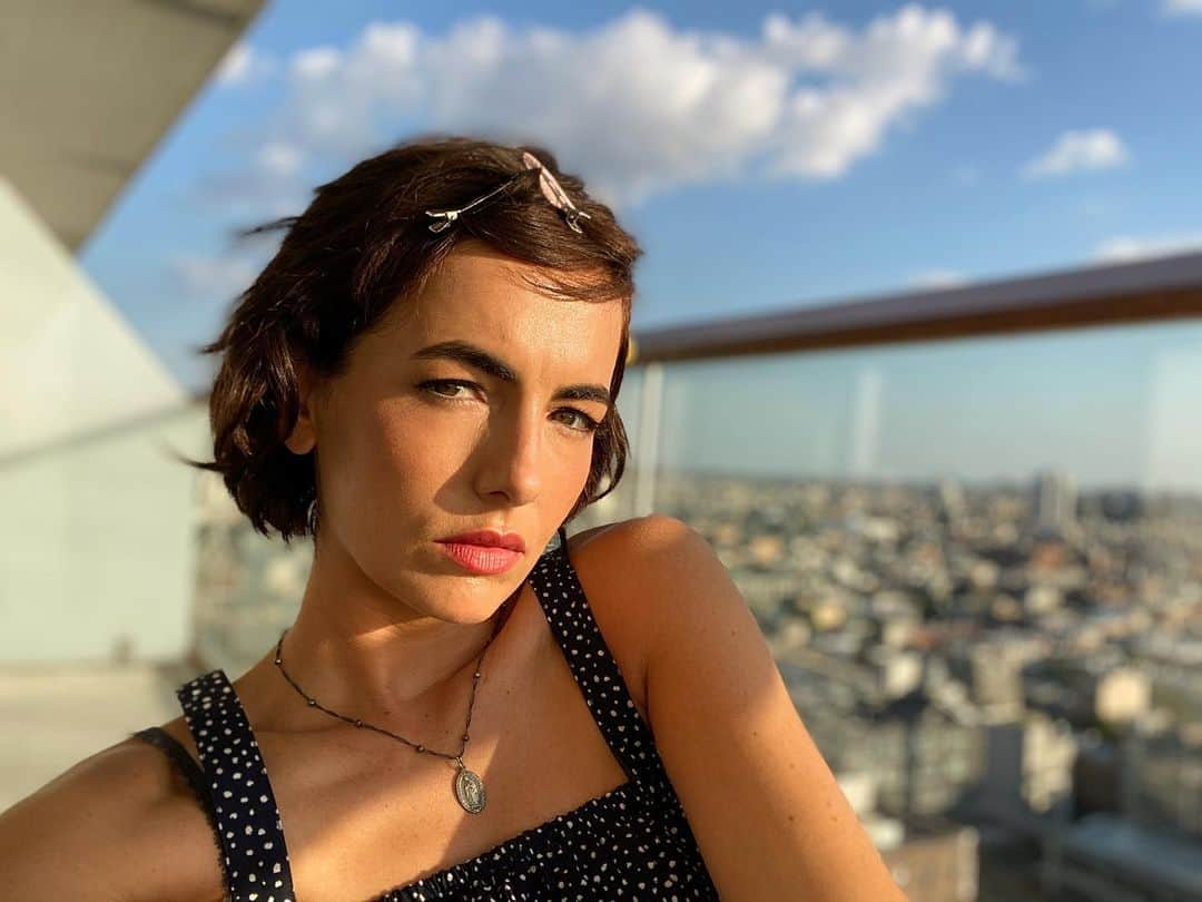 カミーラ・ベルさんのインスタグラム写真 - (カミーラ・ベルInstagram)「She’s ready for her closeup and a sunset 🌆➡️」8月26日 20時44分 - camillabelle