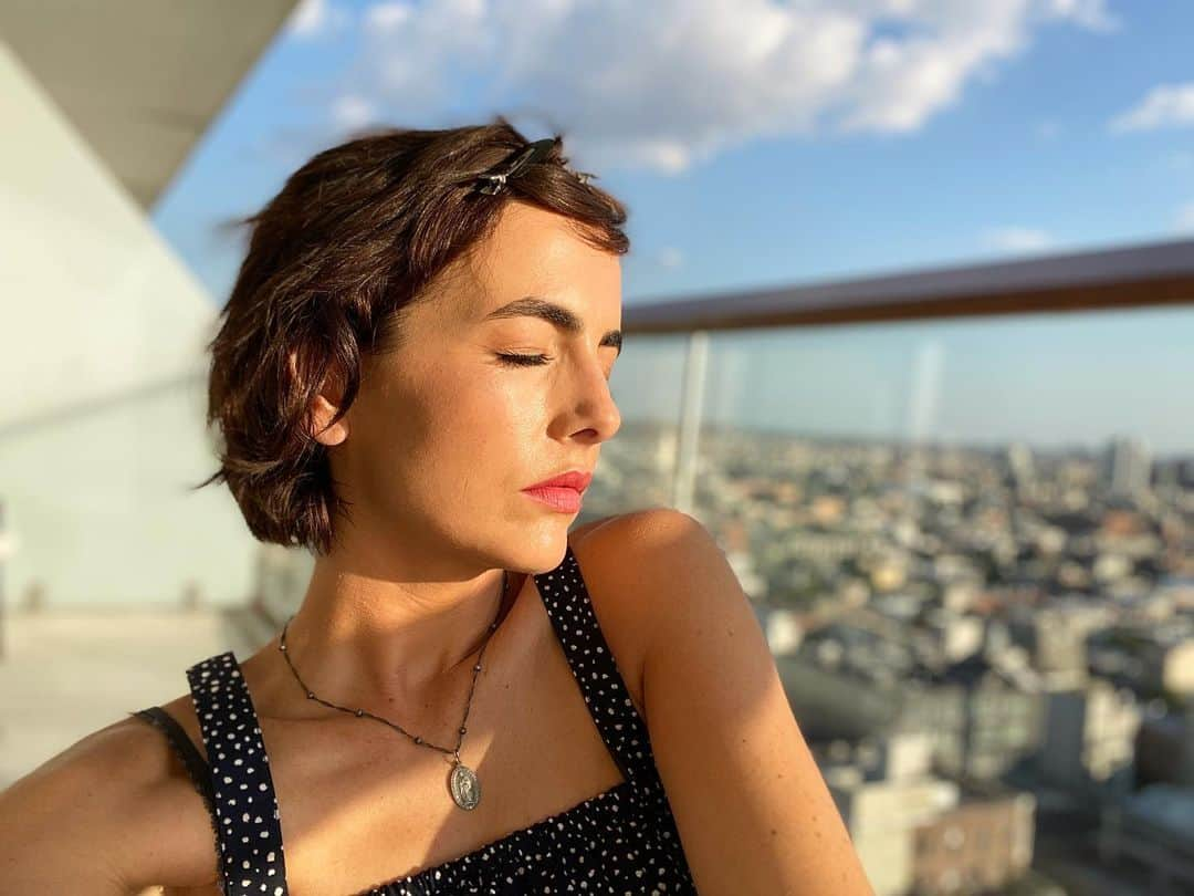 カミーラ・ベルさんのインスタグラム写真 - (カミーラ・ベルInstagram)「She’s ready for her closeup and a sunset 🌆➡️」8月26日 20時44分 - camillabelle