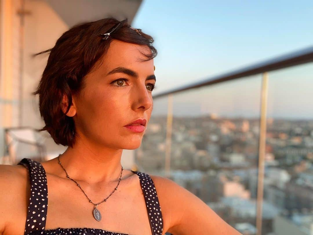 カミーラ・ベルさんのインスタグラム写真 - (カミーラ・ベルInstagram)「She’s ready for her closeup and a sunset 🌆➡️」8月26日 20時44分 - camillabelle