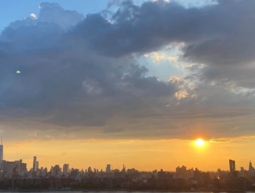 カミーラ・ベルさんのインスタグラム写真 - (カミーラ・ベルInstagram)「She’s ready for her closeup and a sunset 🌆➡️」8月26日 20時44分 - camillabelle