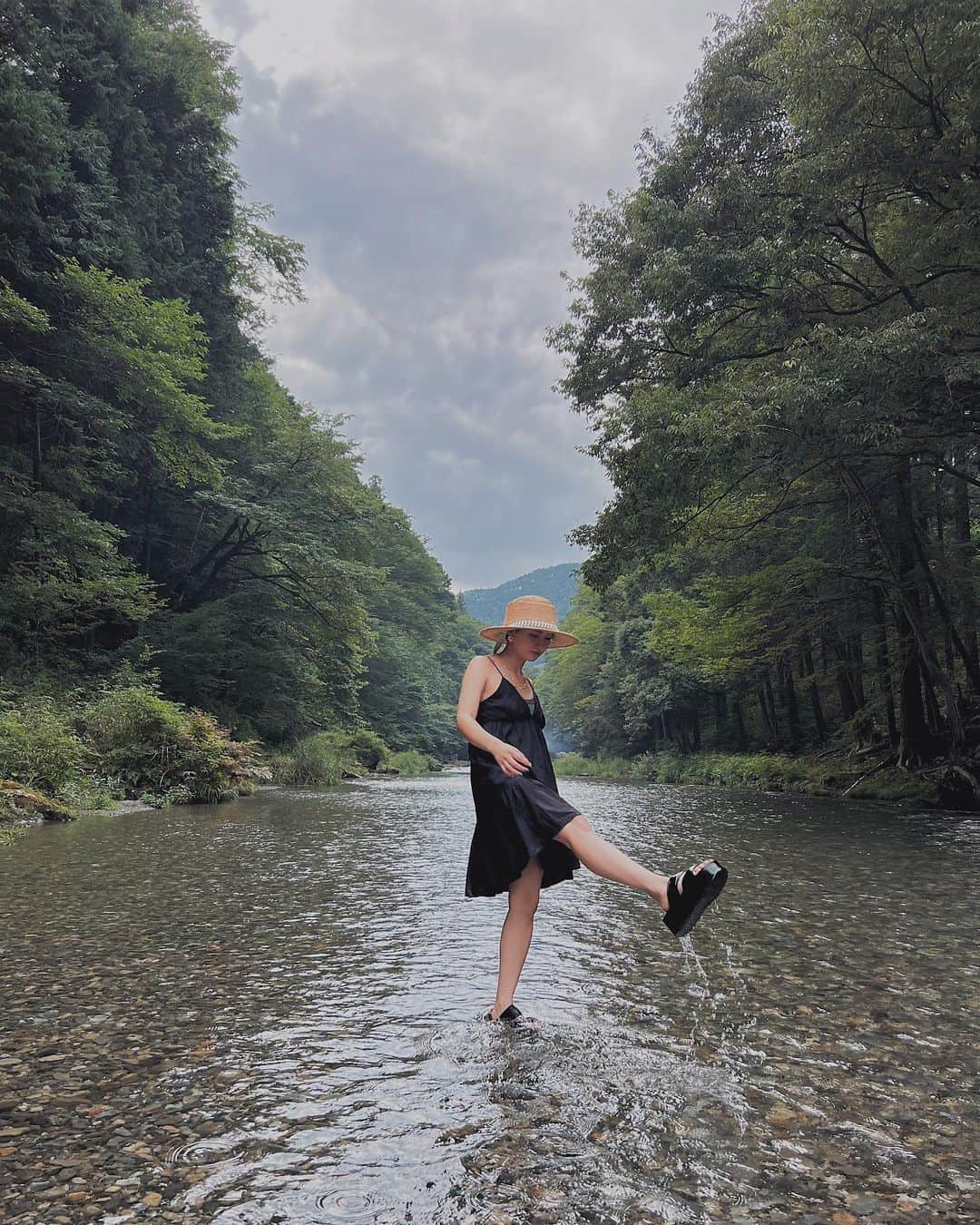 Julia Castroさんのインスタグラム写真 - (Julia CastroInstagram)「Summer Vacation. 川に行って涼んだ日🌿 . #summer #summervacation  #river #tokyo #夏気分 #夏 #夏休み気分」8月26日 21時42分 - julia.c.0209