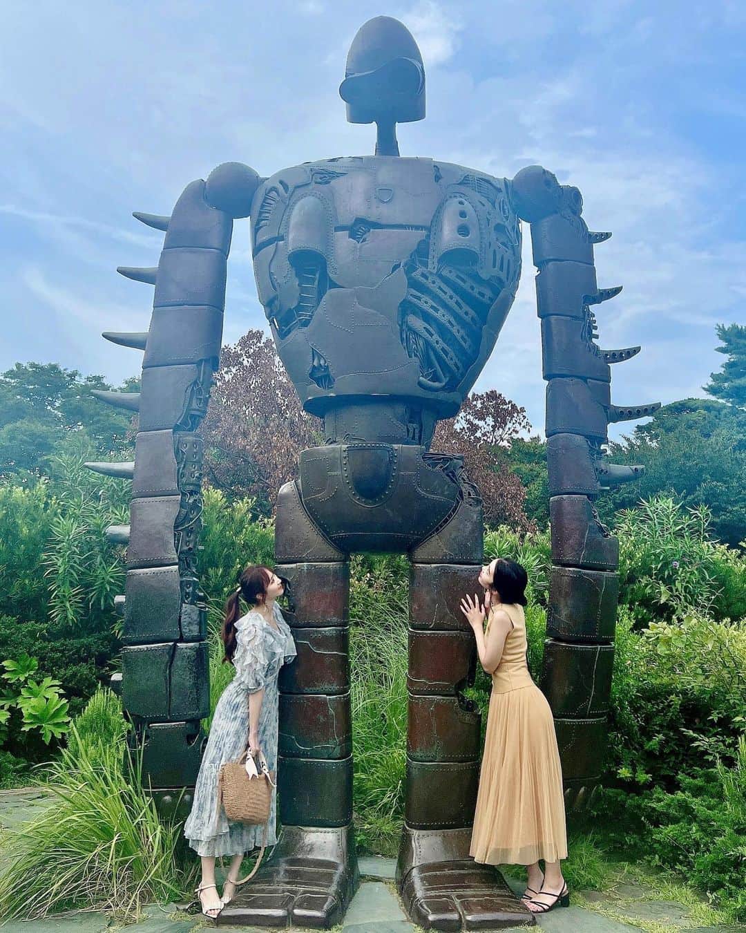 小越しほみさんのインスタグラム写真 - (小越しほみInstagram)「ロボット兵くん🌳  やのちゃんとジブリ美術館いったときの🐈  今ちょうど耳をすませばやってるので… ジブリ繋がりで🫢🤍  ・ ・ ・ ・ ・ ・ ・ #ジブリ美術館 #三鷹の森ジブリ美術館 #三鷹の森 #ジブリ #ジブリの世界 #ジブリ好きな人と繋がりたい #三鷹 #巨神兵 #ロボット兵 #ラピュタ #天空の城ラピュタ #スナイデル #snidel #夏休み #夏の思い出」8月26日 22時38分 - shihomi1129