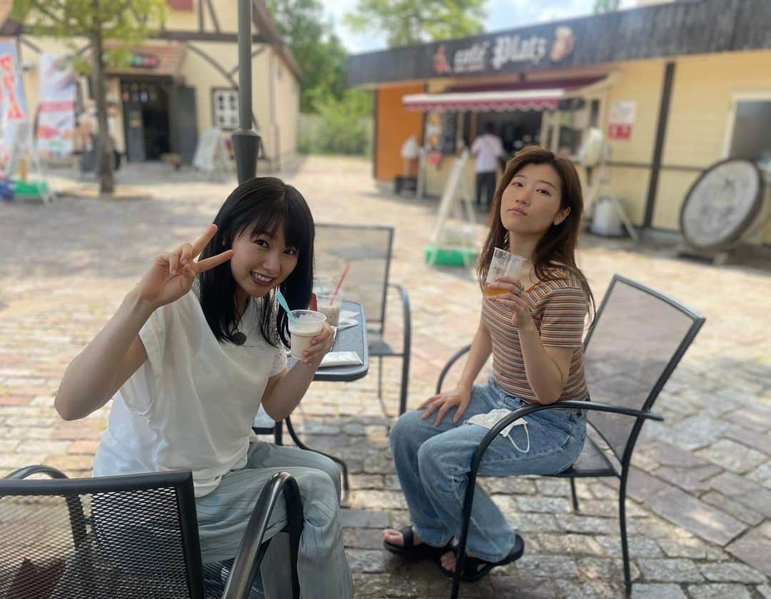 桜井日奈子さんのインスタグラム写真 - (桜井日奈子Instagram)「ヒコロヒーさんと岡山ロケに行かせていただきました！！  一方的にヒコロヒーさんのことを好きだ好きだと言い続けていたら、 嬉しいことにお仕事ご一緒させていただく機会が増えて、  ついに！地元岡山で2人旅  はしゃぎすぎました、 今夜放送の日テレ「沸騰ワード10」でその様子が放送されたのですが、  こちら完全に告知しそびれました。 すみません、、、  TVerでご覧になれますのでそちらからぜひご覧くださいまし！🙋‍♀️  4枚目めちゃくちゃうるさいです、要注意です、  衣装 @junokamoto_dky @panormo_official @noname.japan  #沸騰ワード10  #ヒコロヒー さん #岡山  #桃太郎ぶどう  #児島ジーンズストリート  #ドイツの森」8月26日 22時41分 - sakurai.hinako_official