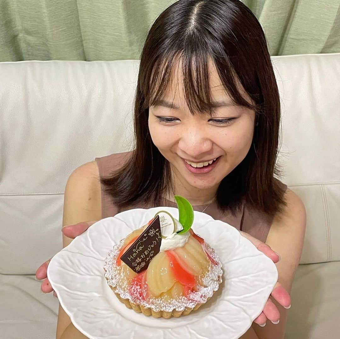 磯貝初奈さんのインスタグラム写真 - (磯貝初奈Instagram)「心配してくださっている方がいらっしゃったので私事ですがご報告を… 4月から希望していた大学院に通えることになりました🙇‍♂️✨  写真は母がお祝いに買ってくれたケーキです。桃がたくさん！葉っぱの部分も美味しいチョコレートでした✨✨  #磯貝初奈」8月26日 22時50分 - hana_isogai