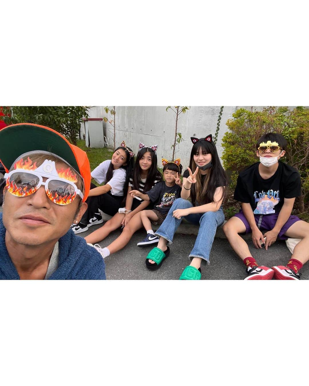 つるの剛士さんのインスタグラム写真 - (つるの剛士Instagram)「家族全員揃っての夏休みもいよいよ大詰め。 ラストは #富士急ハイランド 。  しゃっちょもいつのまにやら"FUJIYAMA" に乗れる身長になってました。  もちろんパパは全て見てるだけ。笑  あー、楽しかった夏休み。 次に家族全員揃うのはいつだろうなあ。。  #富士急サングラスかけるとイキリだす次男 #パパはメリーゴーラウンドのみ #絶望要塞クリアギリギリ… #似顔絵激似　#待ち受けにしよ @fujikyu_nigaoe  #長男次女🇨🇦へ戻ります  #つるの一家」8月26日 23時04分 - takeshi__tsuruno