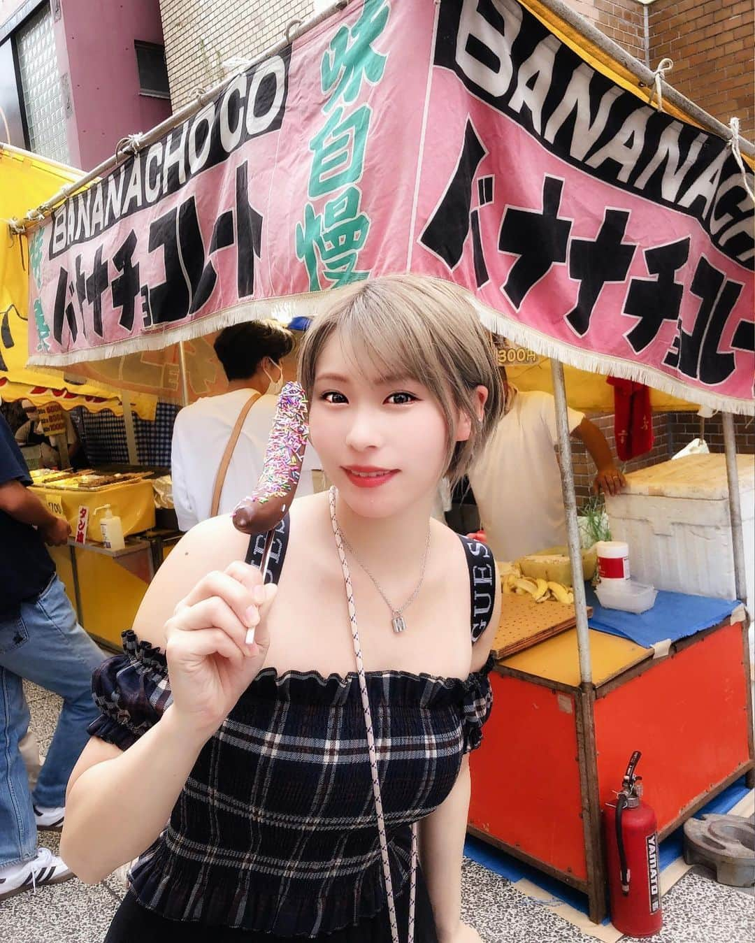 塚田綾佳さんのインスタグラム写真 - (塚田綾佳Instagram)「#チョコバナナ 🍫🍌大好き！  チョコスプレーもいっぱいかけて欲しいです🧚‍♀️✨✨   年中お祭りやって欲しいなぁー🏮👘✨  ー #深川八幡祭り #富岡八幡宮 #祭 #門前仲町 #ちょばぁ #バナーナ  #ぽん散歩 #おっぱい散歩 #おっぱい #巨乳　 #彼女とデートなうに使っていいよ #SNS用レンタル彼女 #SNSレンタル彼女  #インスタグラビア #Japanesegirl #ショートカット #ショートカット女子 #泳衣系列  #shooting #셀카 #미소녀 #일본인 #非常好 #摄影 #塚田綾佳」8月26日 23時17分 - tsukada_ayaka